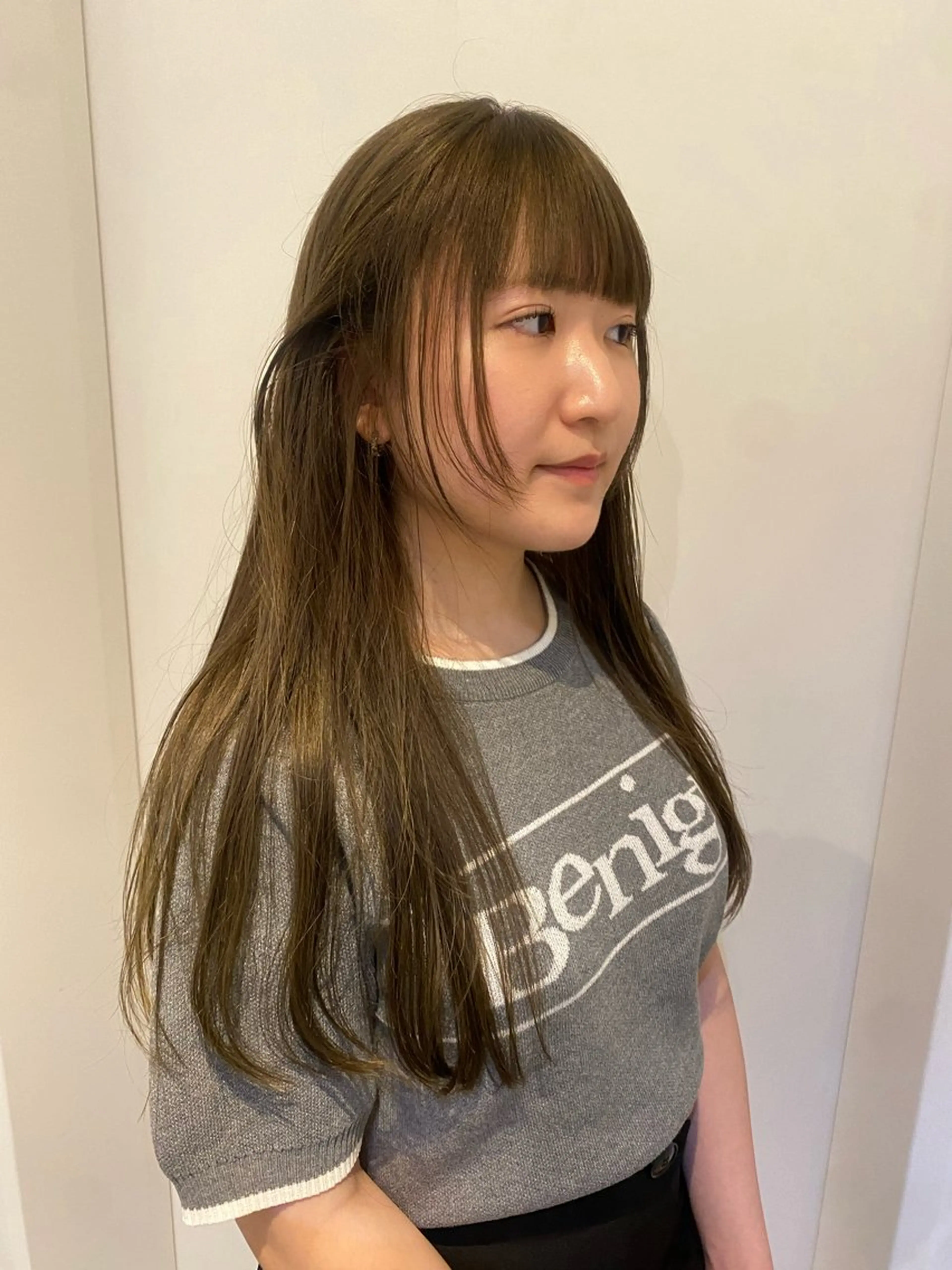 セミロング カラー ベージュカラー ブリーチ オリーブベージュ 永田 愛莉のヘアスタイル