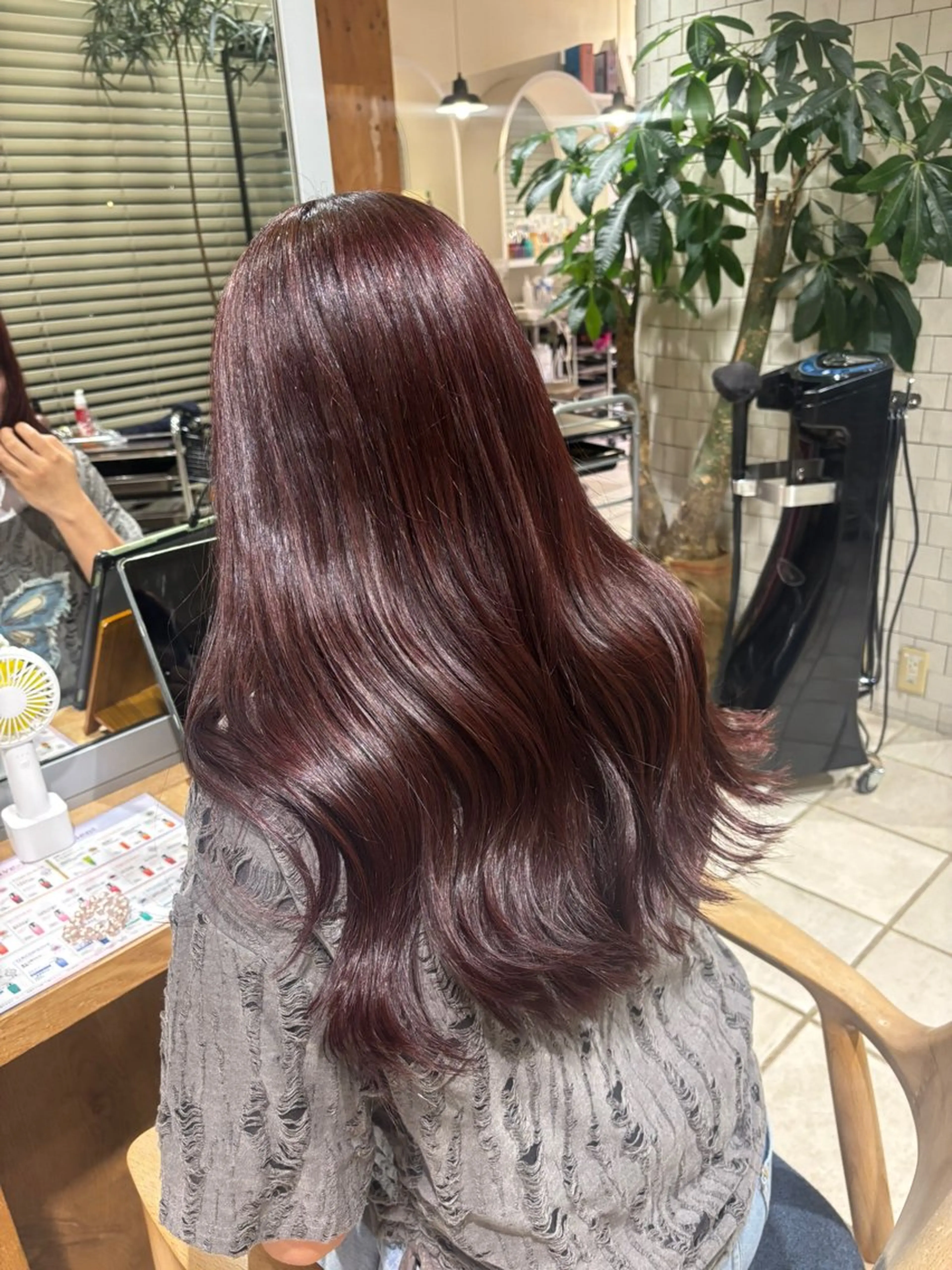 ロング カラー カシス レッドカラー 縮毛矯正 トリートメント hair salon M.plus所属・倉木 優羽のヘアスタイル