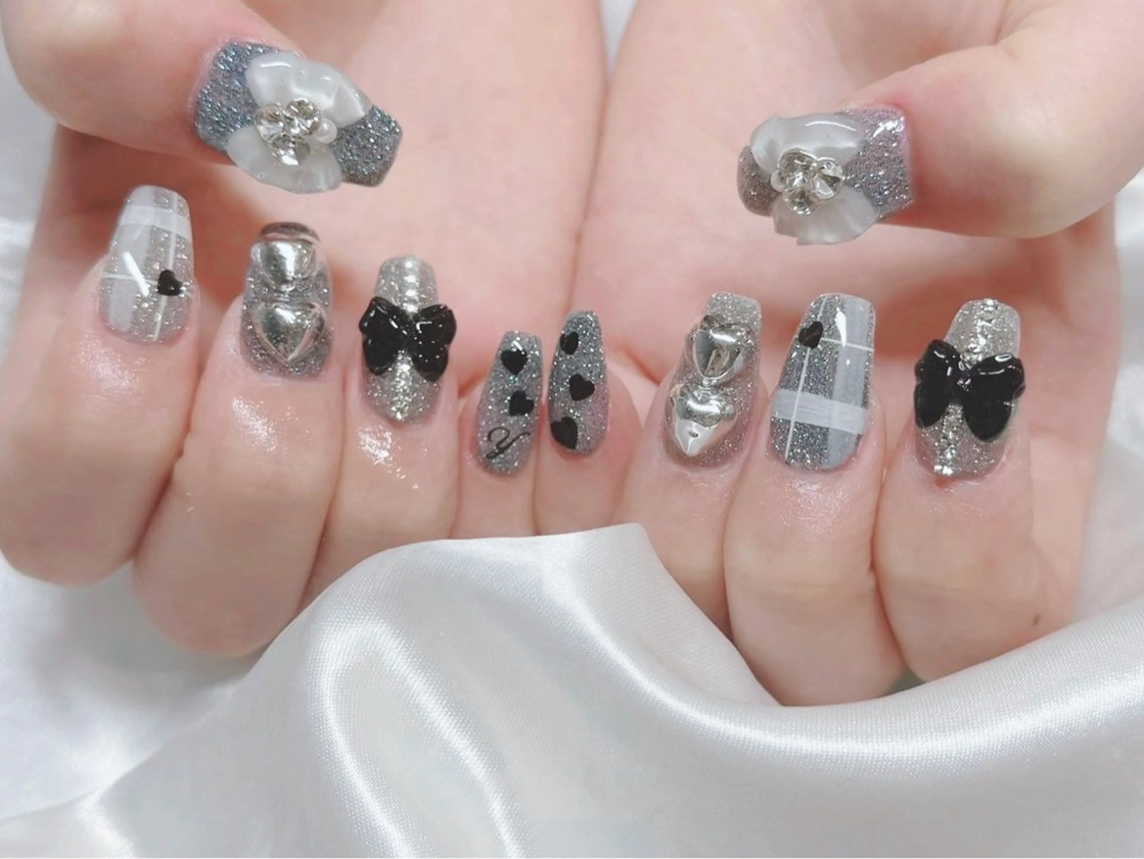 ネイル フラッシュネイル リボン 冬ネイル クリスマス ハンドネイル Nail lieNのネイルデザイン