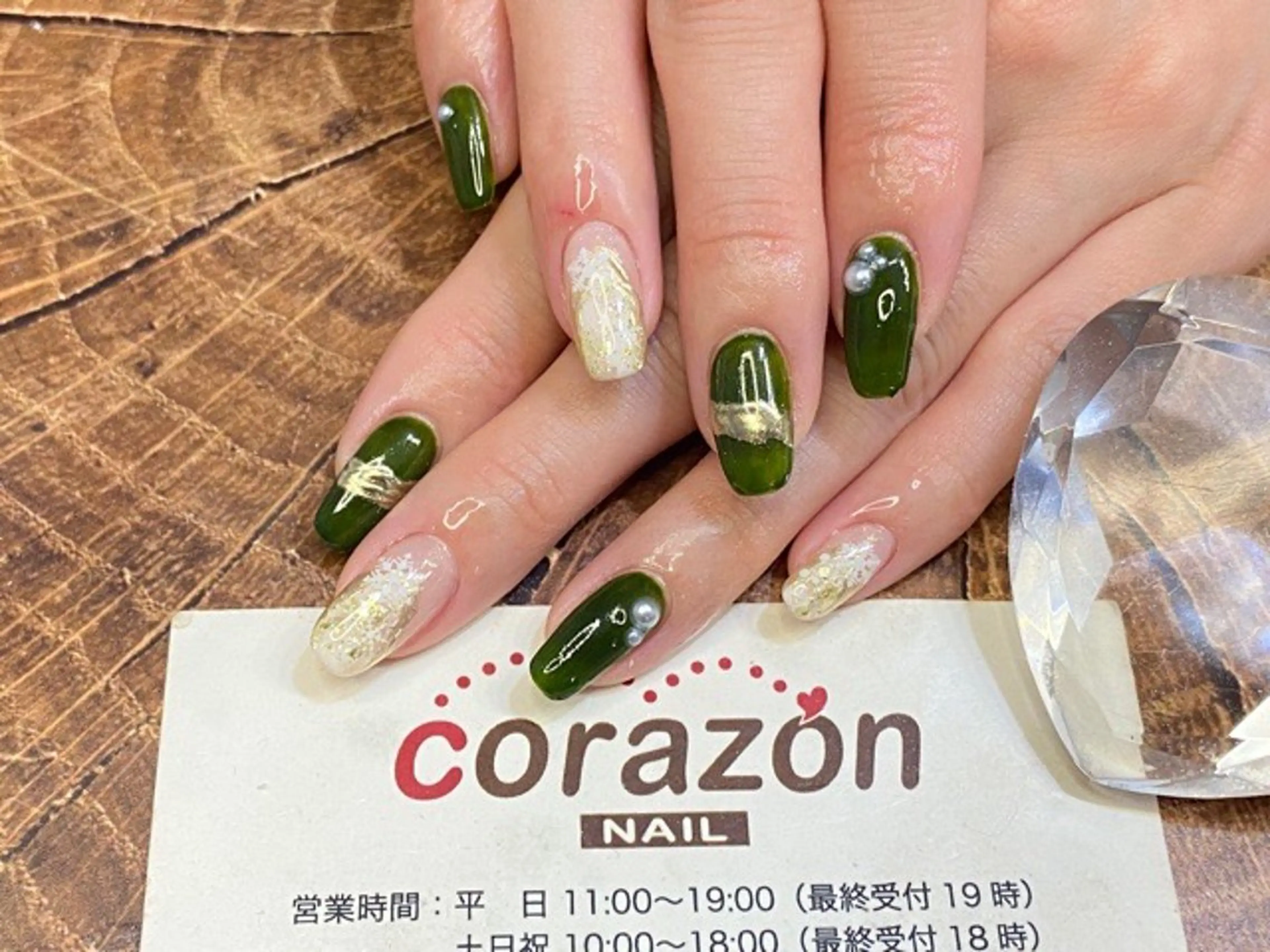 ネイル アートネイル ゴールド グリーン ピンク ホワイト corazon所属・ネイリスト aicoのネイルデザイン