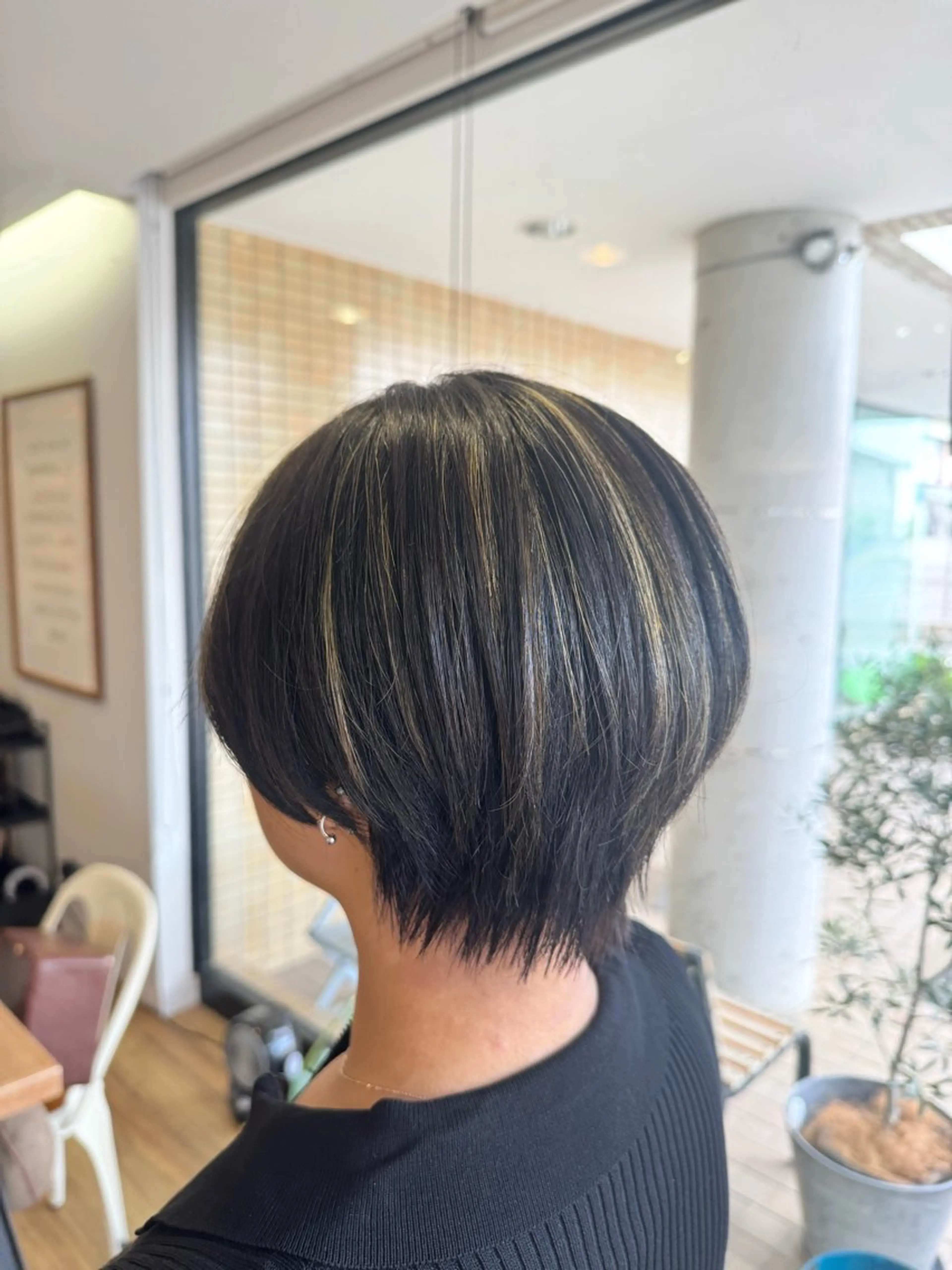 ショート カラー ハンサムショート グレージュ ハイライトカラー ハイライト ショートヘア ヘアカラー トリートメント ツキダテ ユイのヘアスタイル