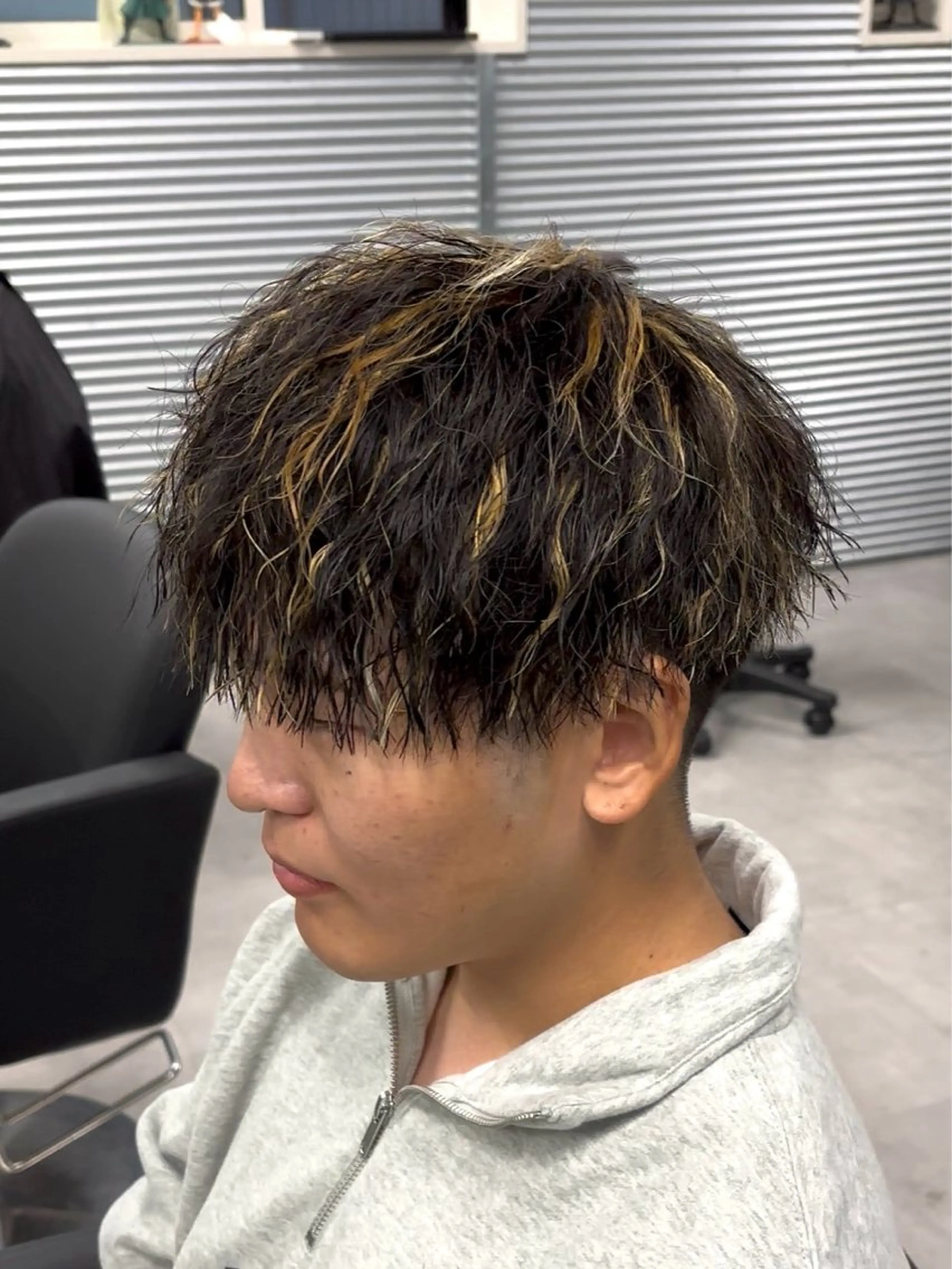 カラー パーマ メンズ メンズブリーチ メンズハイライト メンズパーマ ブリーチ ハイライトカラー カット パーマ トリートメント 波巻き/ツイスパ/ 短髪/鈴木俊也のヘアスタイル