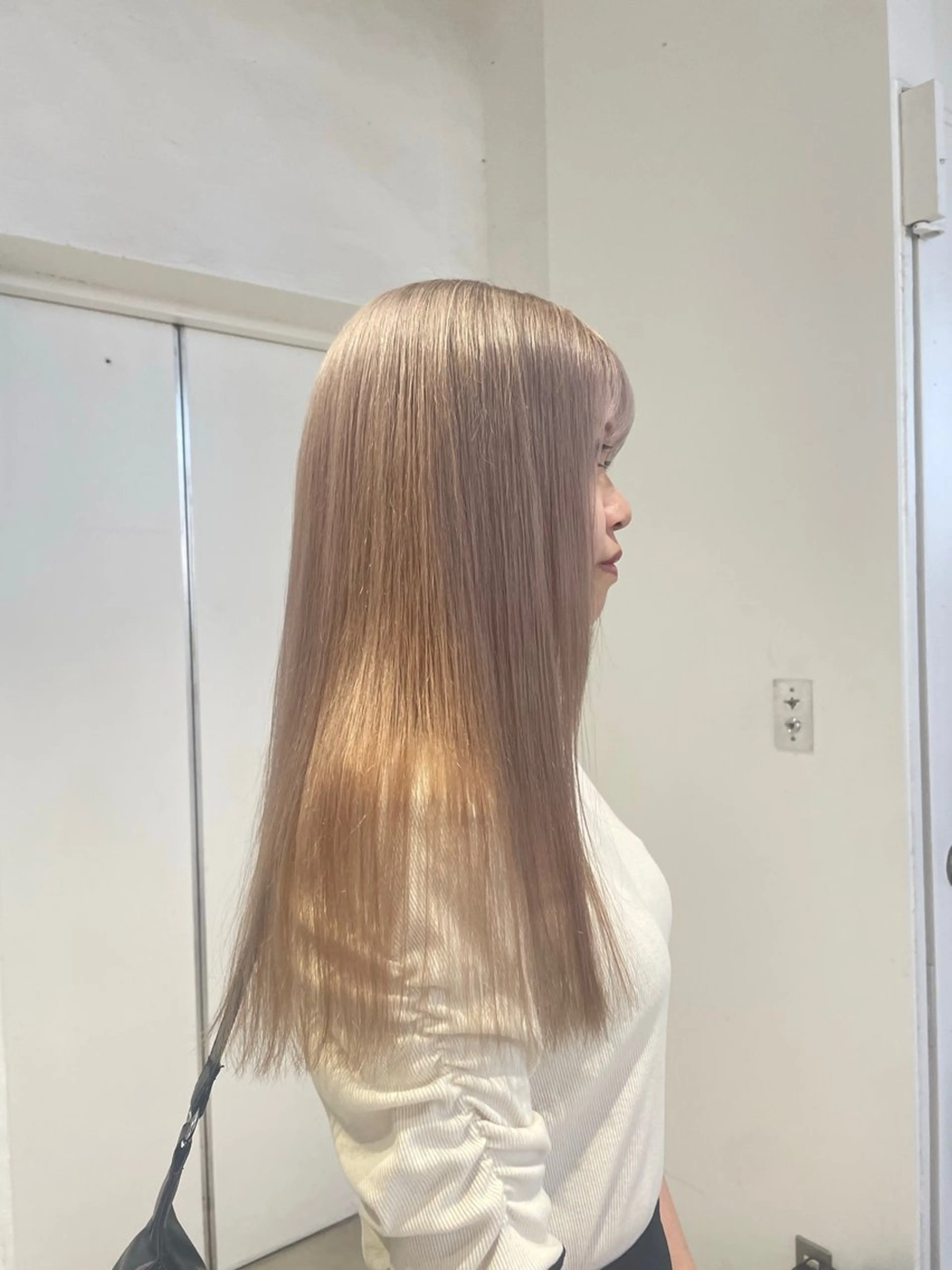 セミロング カラー ヘアカラー 🌟暖色系ハイトーン 🌟AIのヘアスタイル