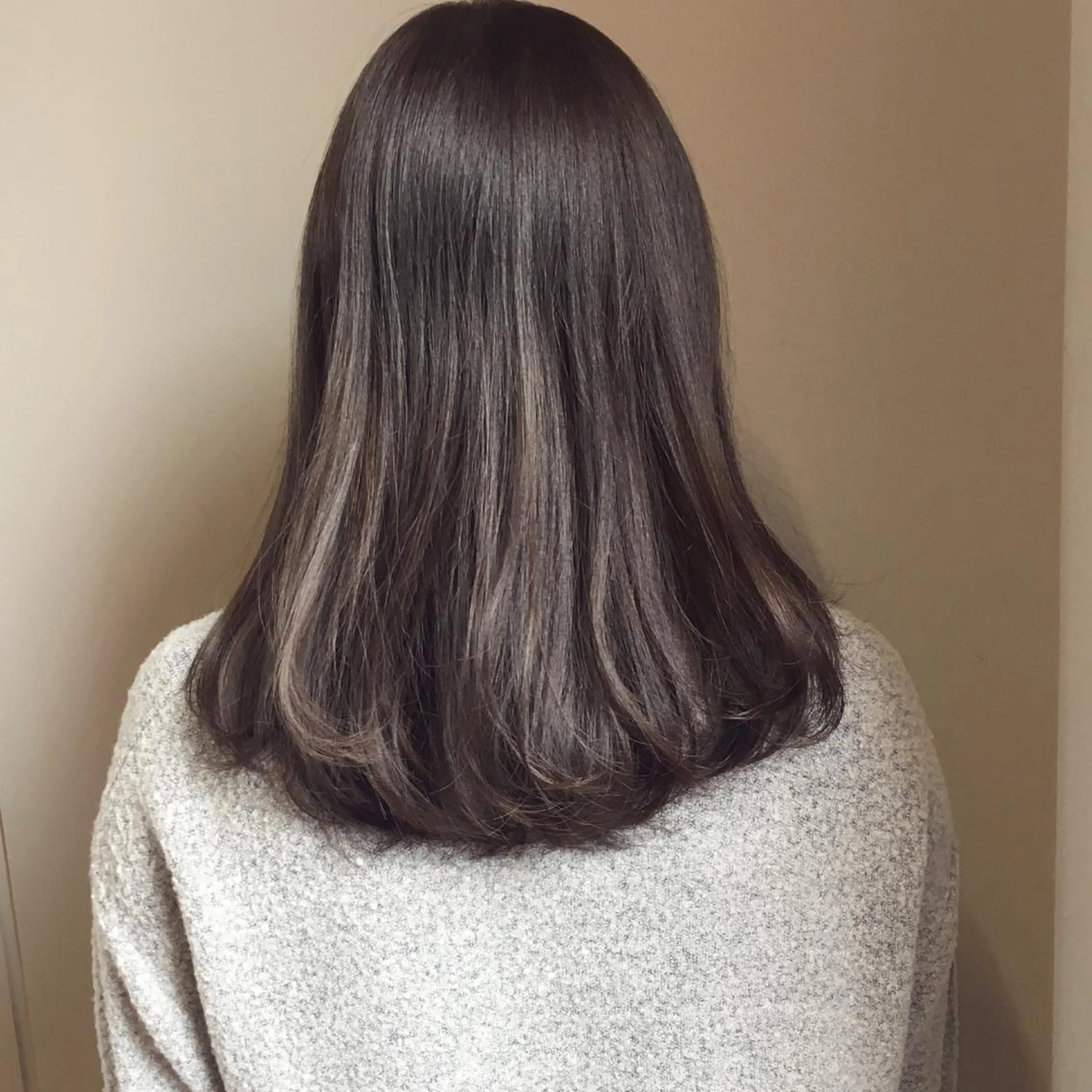 セミロング カラー アッシュ ブリーチ 透明感カラー ブリーチなしカラー 上川 美幸のヘアスタイル