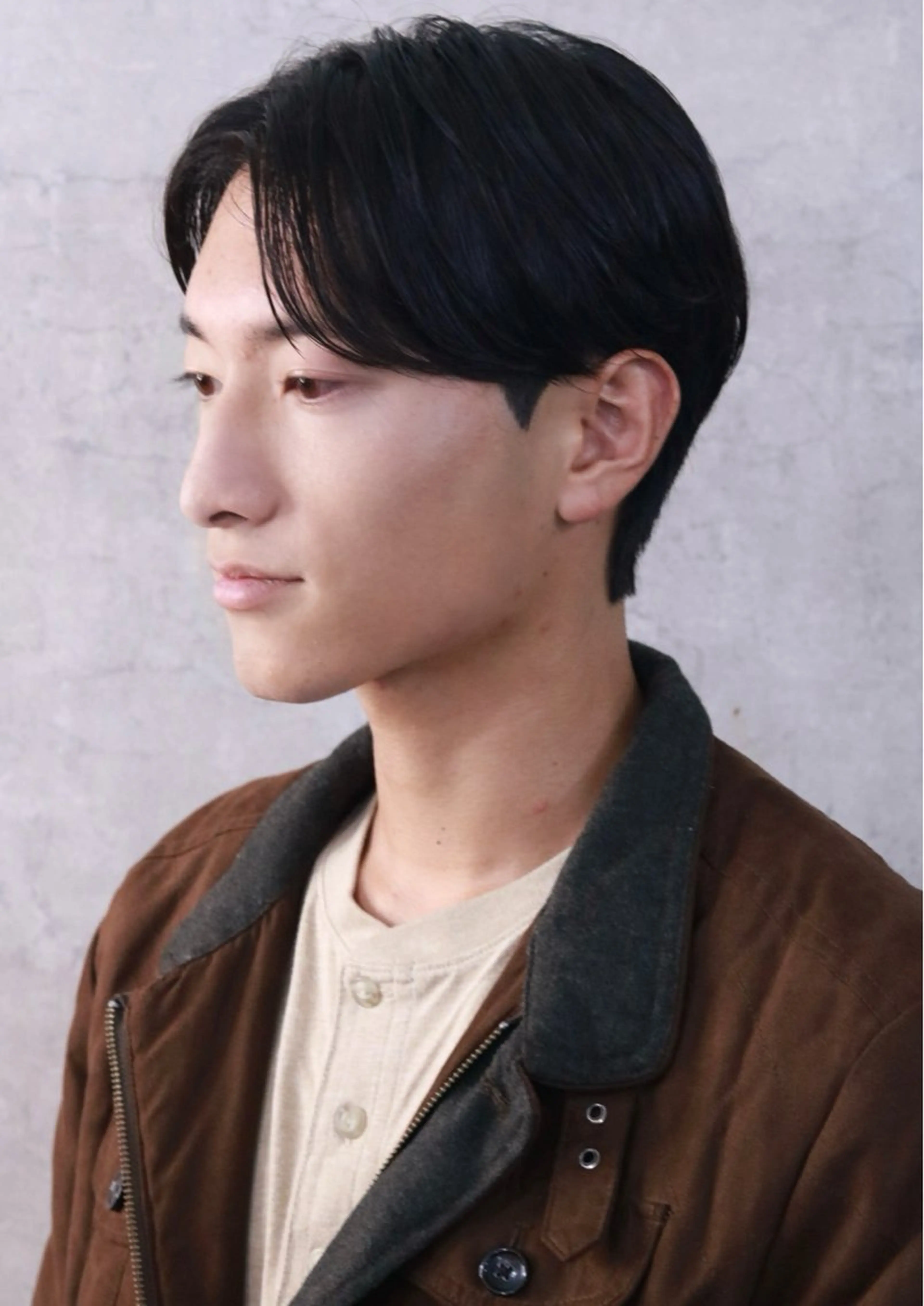 ショート カラー パーマ メンズ センターパート ダウンパーマ カルマパーマ メンズパーマ ニュアンスパーマ 森下 佑大のヘアスタイル
