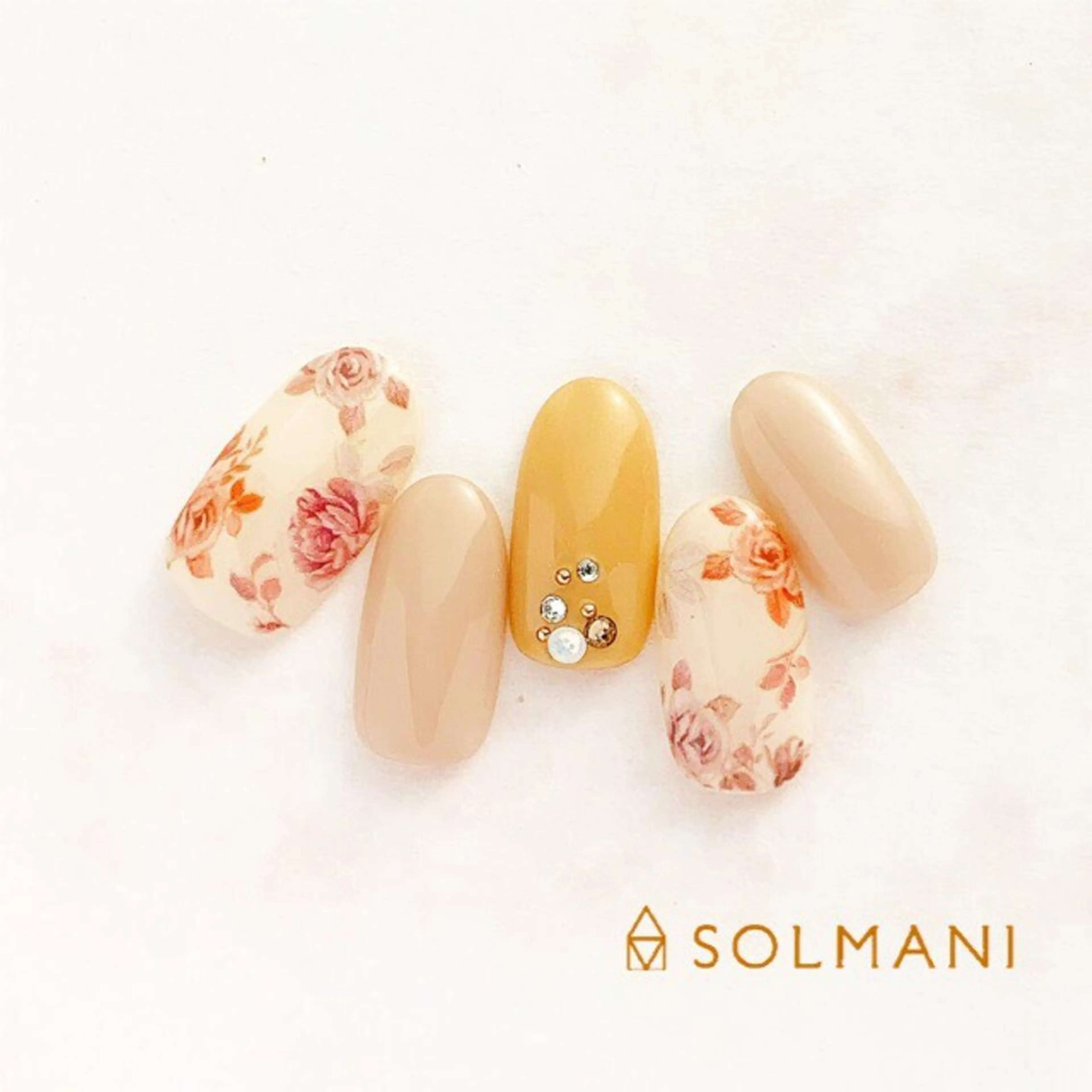 ネイル SOLMANI 予約担当のネイルデザイン