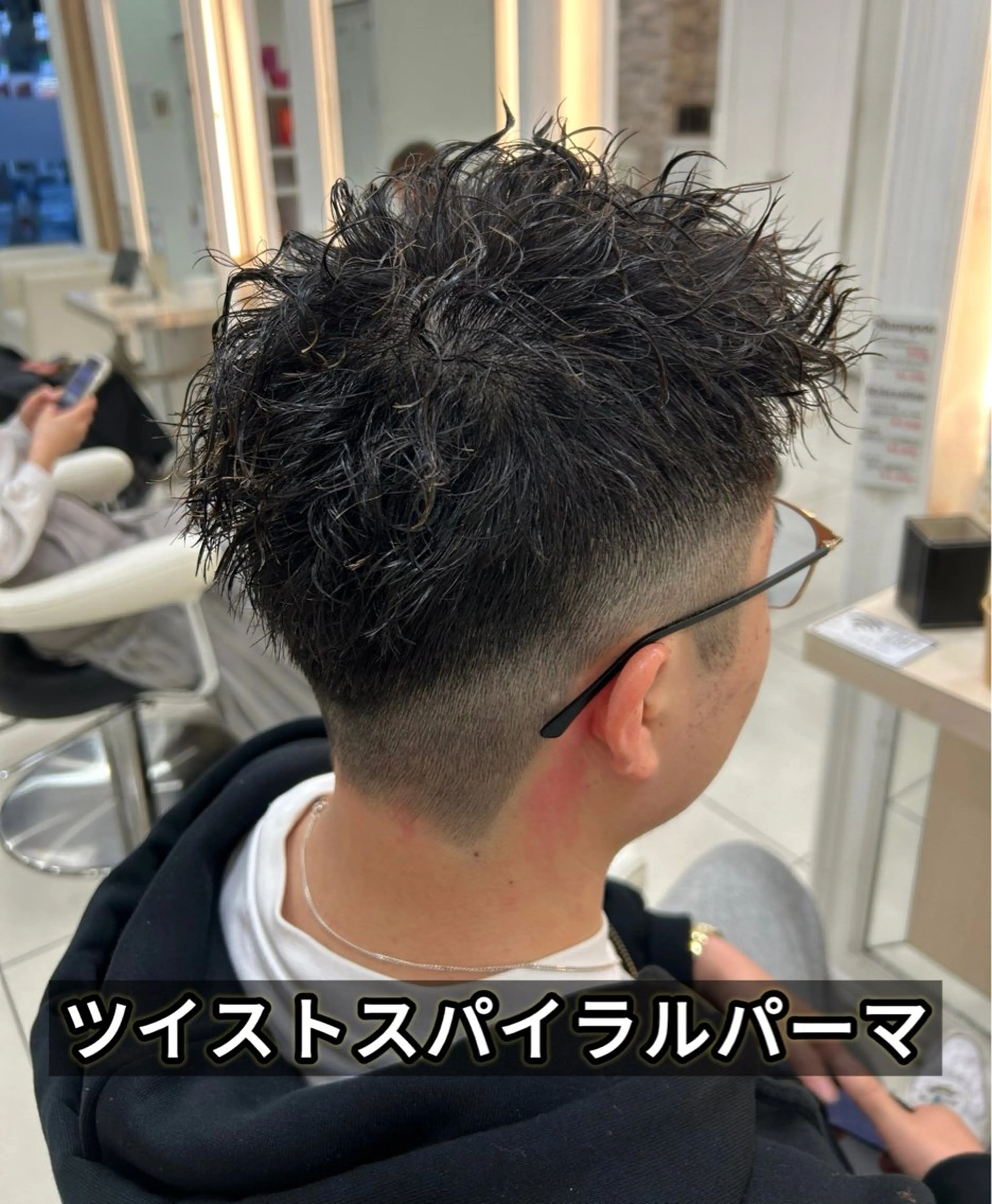 ショート カラー パーマ メンズ センターパート フェードカット フェザーパーマ カルマパーマ マッシュ カット パーマ トリートメント 髪質改善/艶カラー/ メンズパーマ/鈴木のヘアスタイル