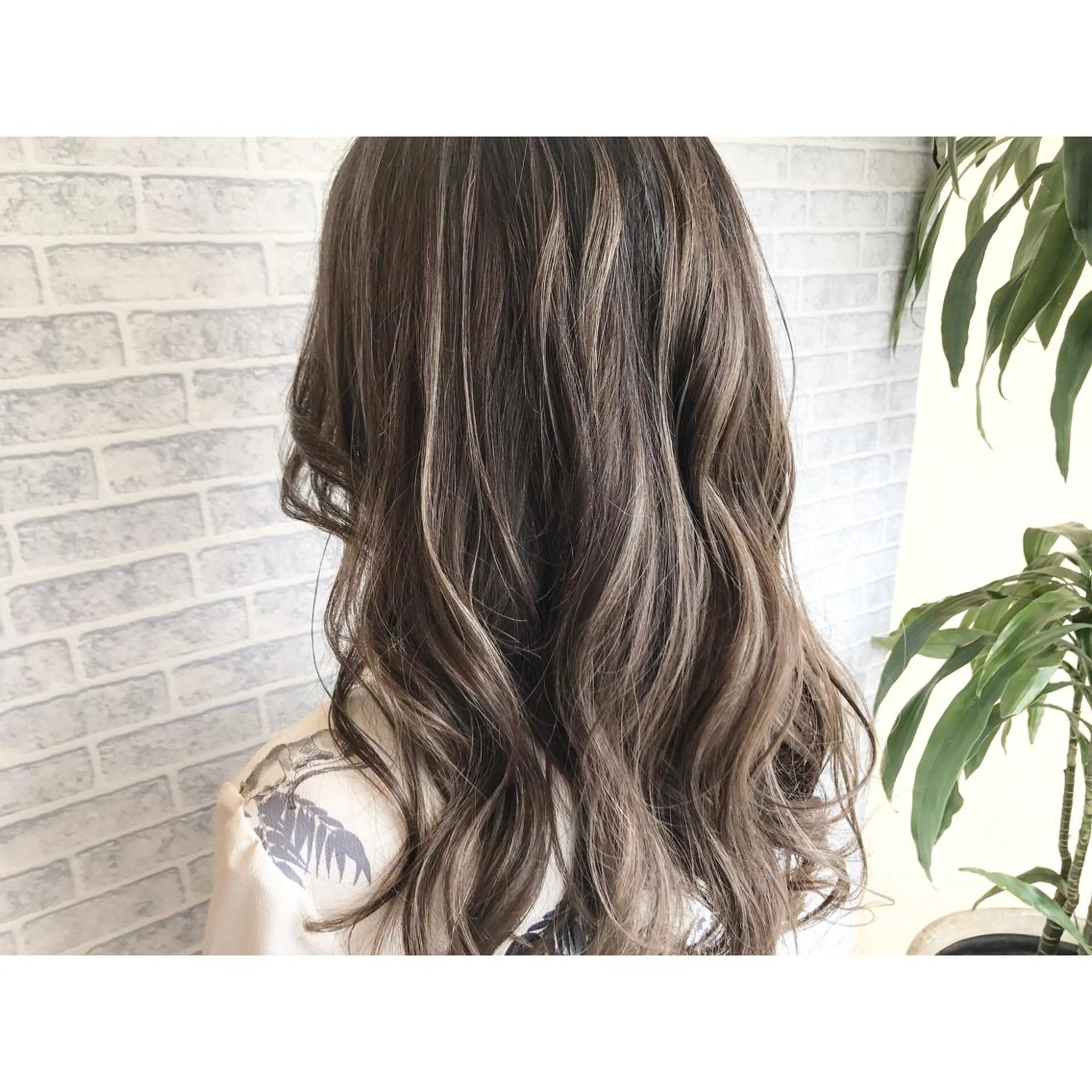 セミロング カラー グレージュ ハイライトカラー 外国人風カラー ハイライト 荒木 拓也のヘアスタイル