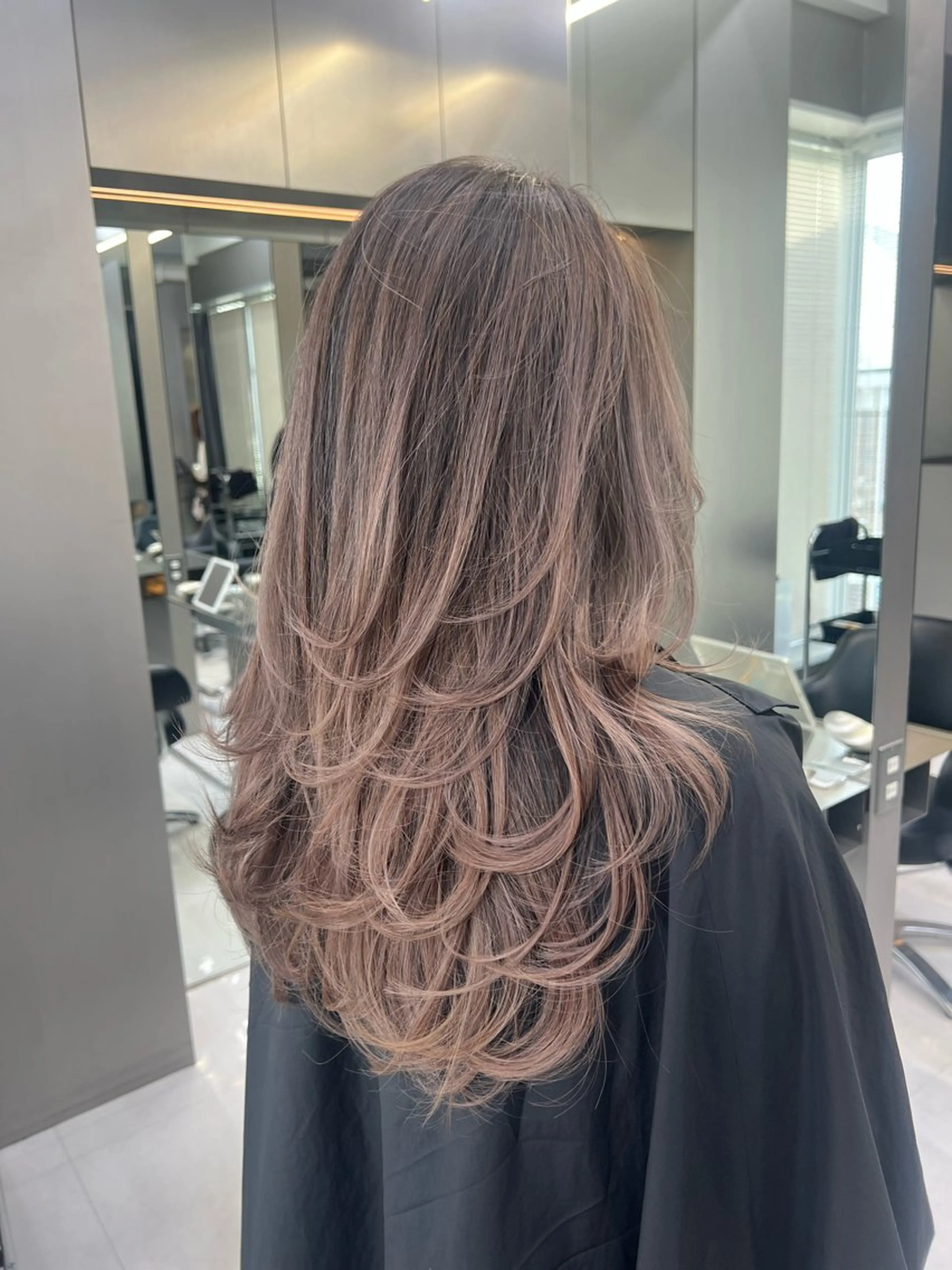 ロング レイヤーカット カット ヘアカラー アンナ🦋海外ヘア バレイヤージュのヘアスタイル