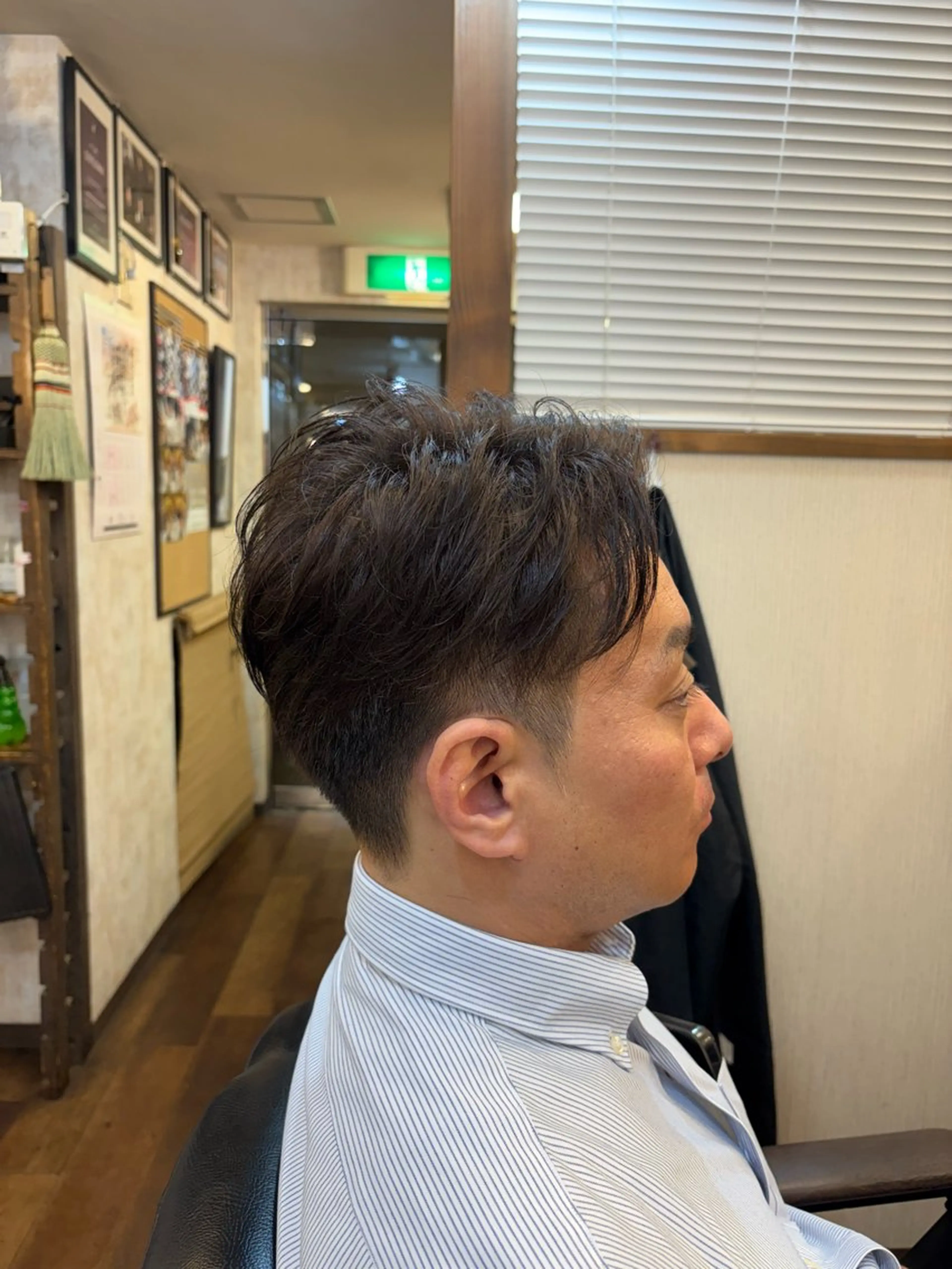 ミディアム メンズ センターパート 刈り上げ 松﨑 香生のヘアスタイル