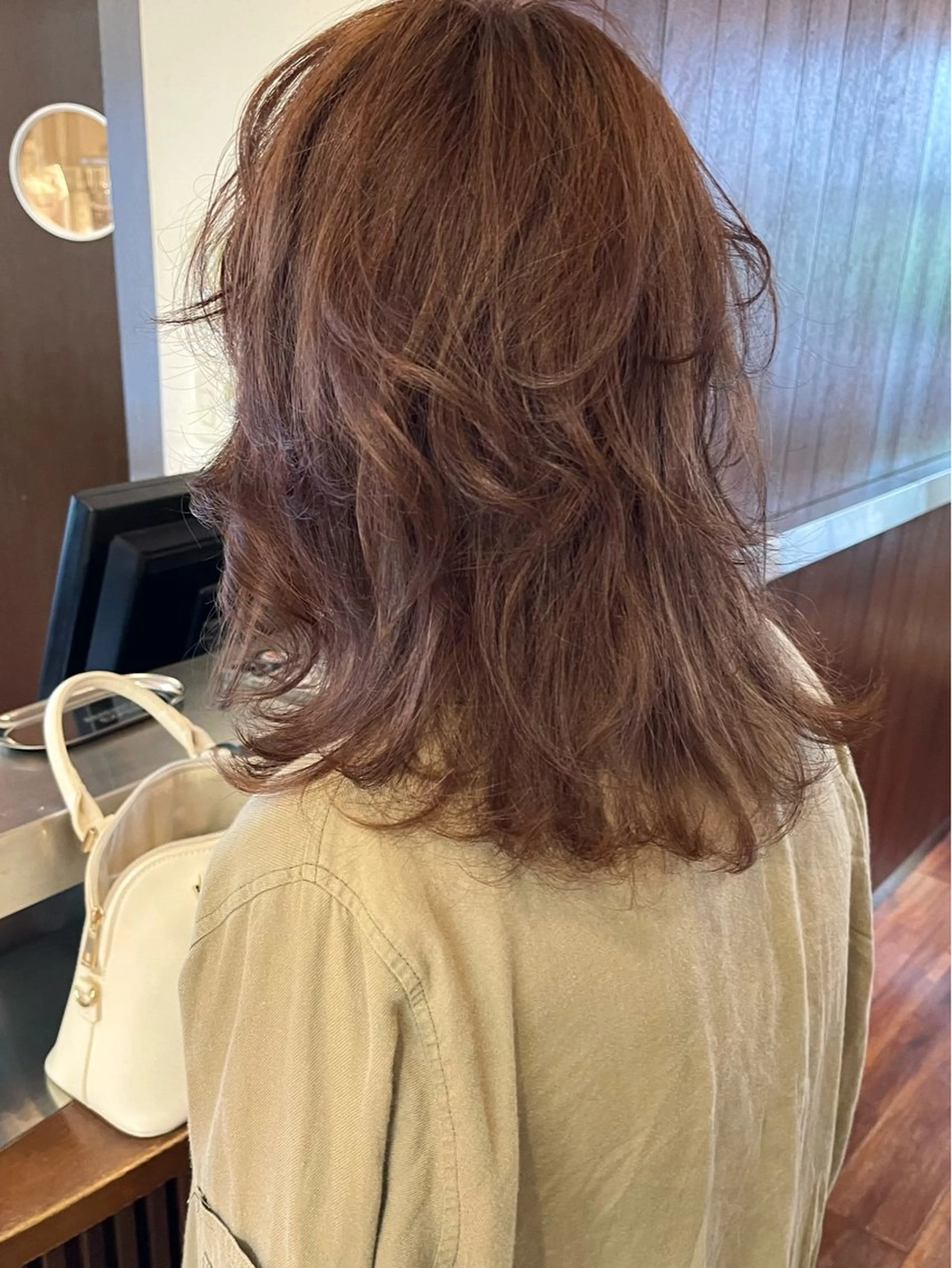 ミディアム カラー ウルフカット カット ヘアカラー トリートメント 髪質改善ｶﾗｰ ｹｱﾌﾞﾘｰﾁ/ﾀﾑのヘアスタイル