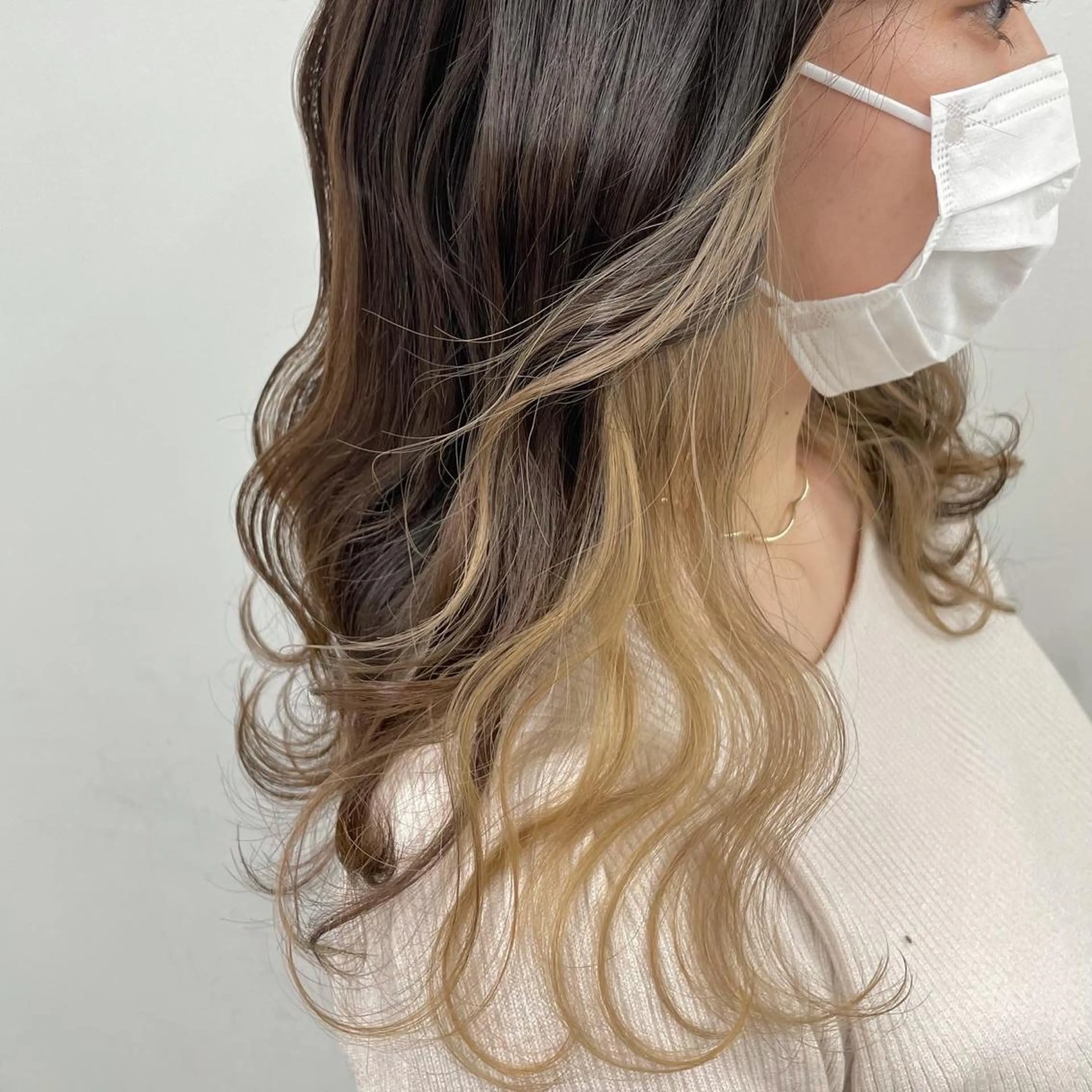 ミディアム カラー ヘアアレンジ ベージュカラー ブリーチ イヤリングカラー ホワイトベージュ ヘアカラー トリートメント 🦄インナーカラー 🦄貫井彩花のヘアスタイル