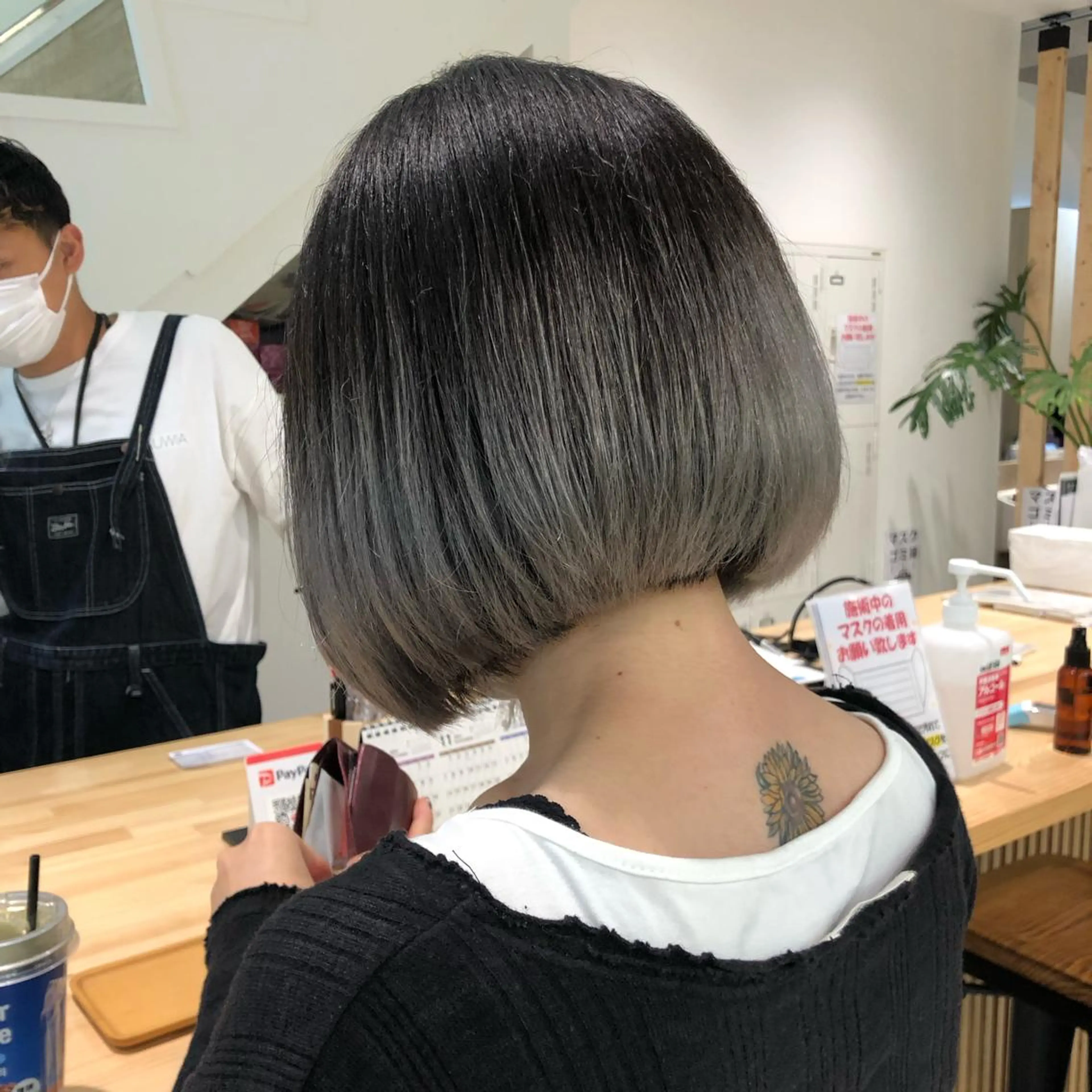 ショート レイヤー/顔まわり カット/地毛風カラーのヘアスタイル