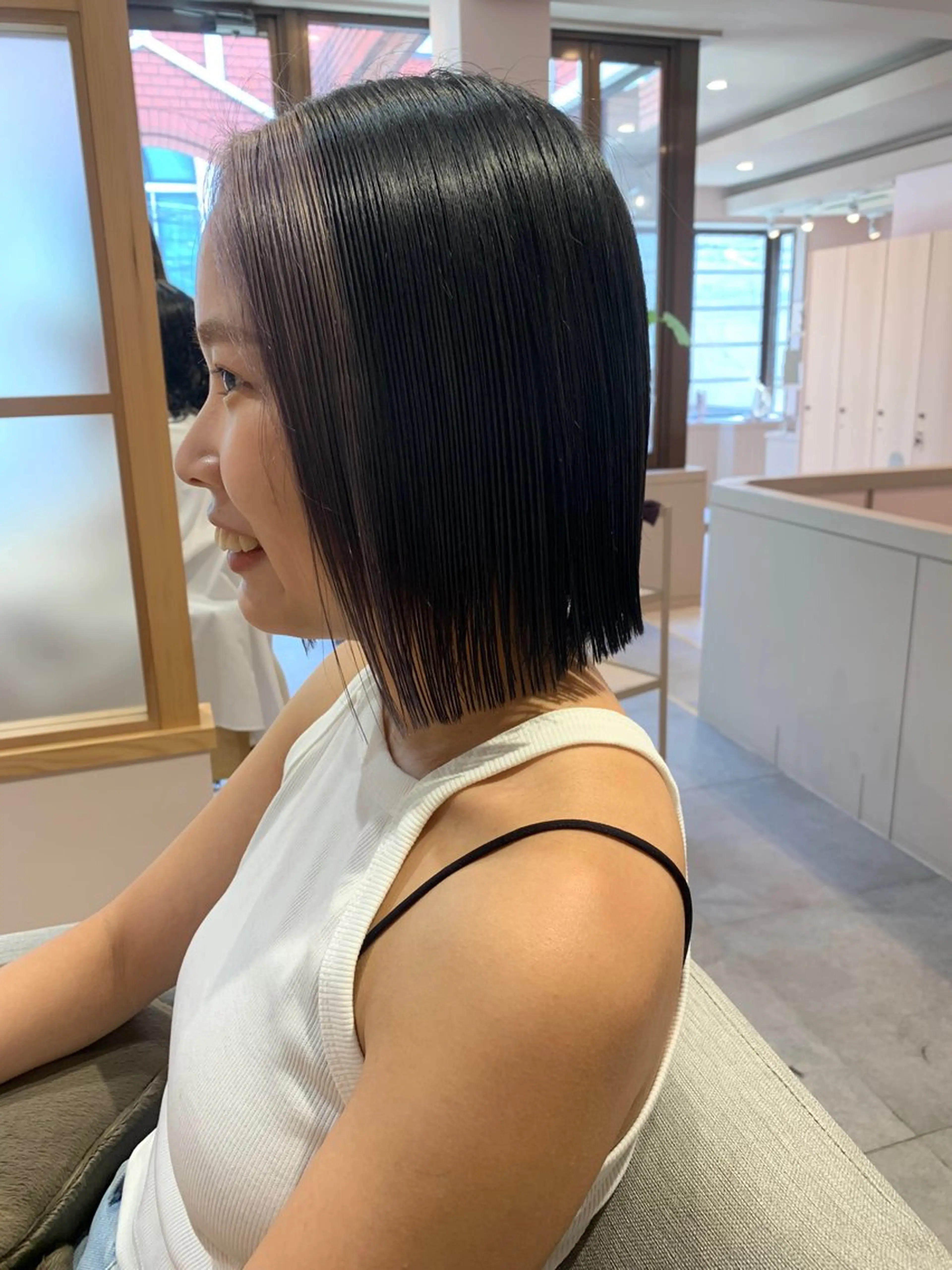 ミディアム カラー ミストバング  フェイスフレーミング シルバー rio .のヘアスタイル