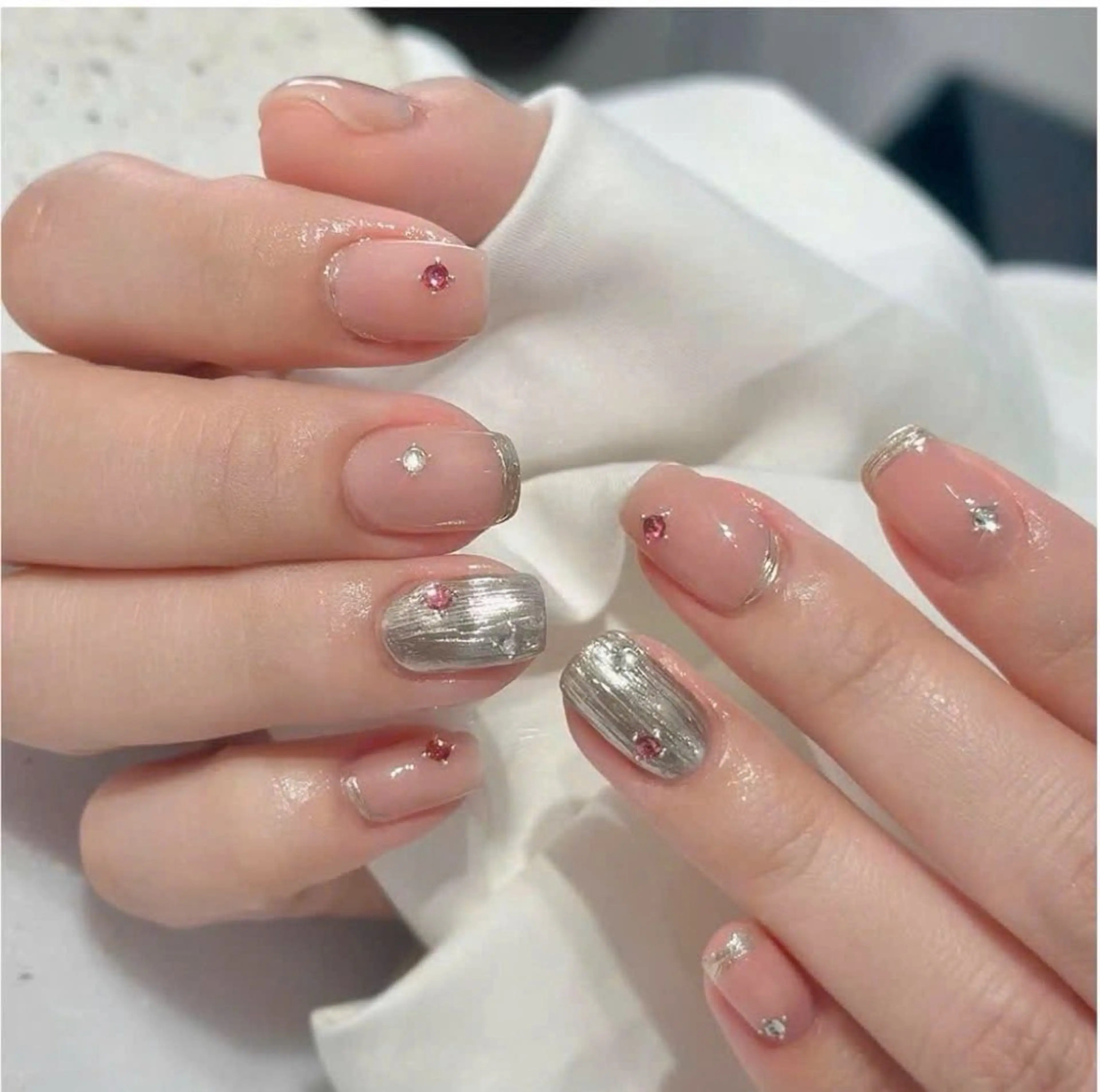 ネイル アニマル柄 オーロラネイル チークネイル フラッシュネイル ジェルネイル ハンドネイル Lyna Nail のネイルデザイン