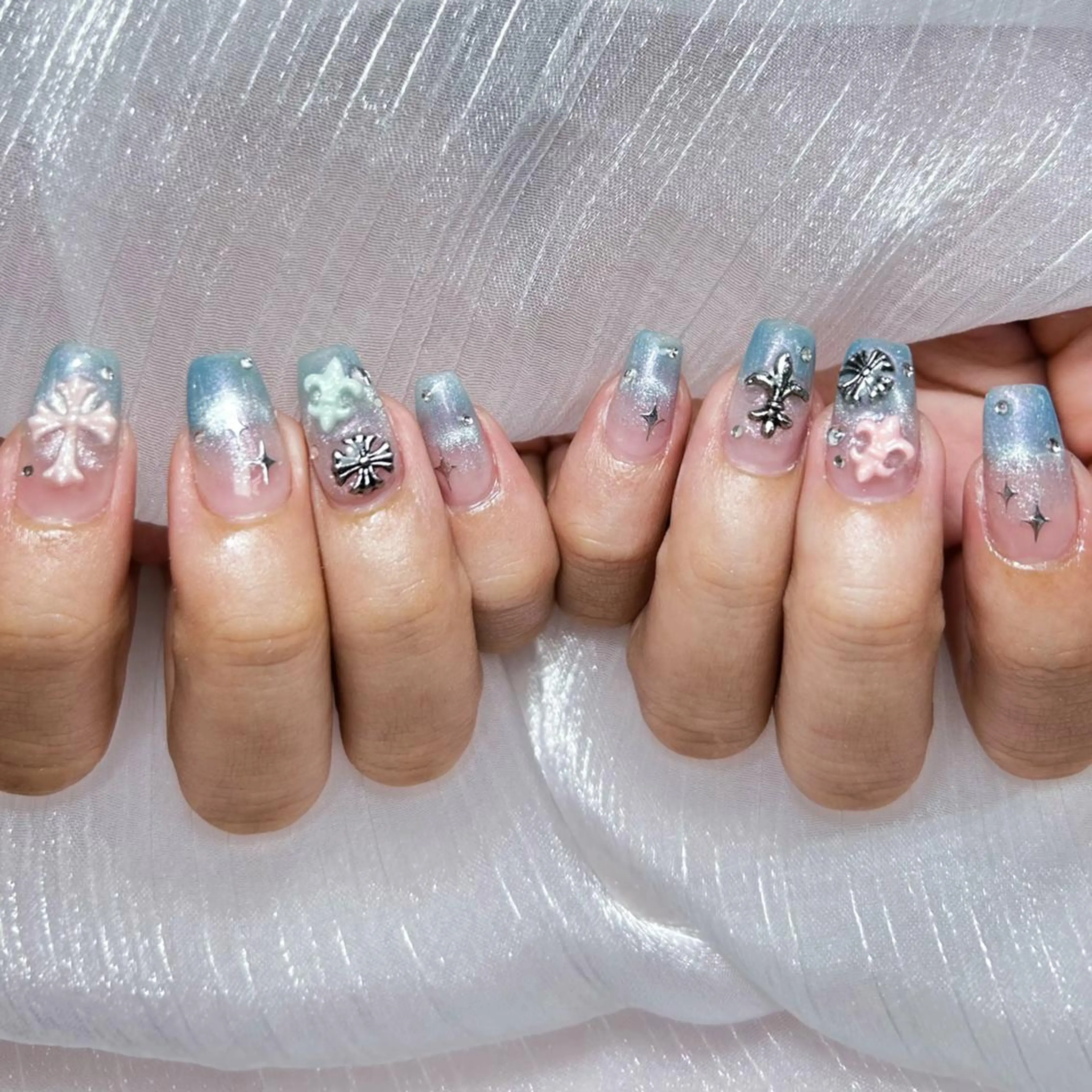 ネイル アートネイル オーロラネイル ガーリー キラキラネイル マグネットネイル ハンドネイル YOYO 💅のネイルデザイン