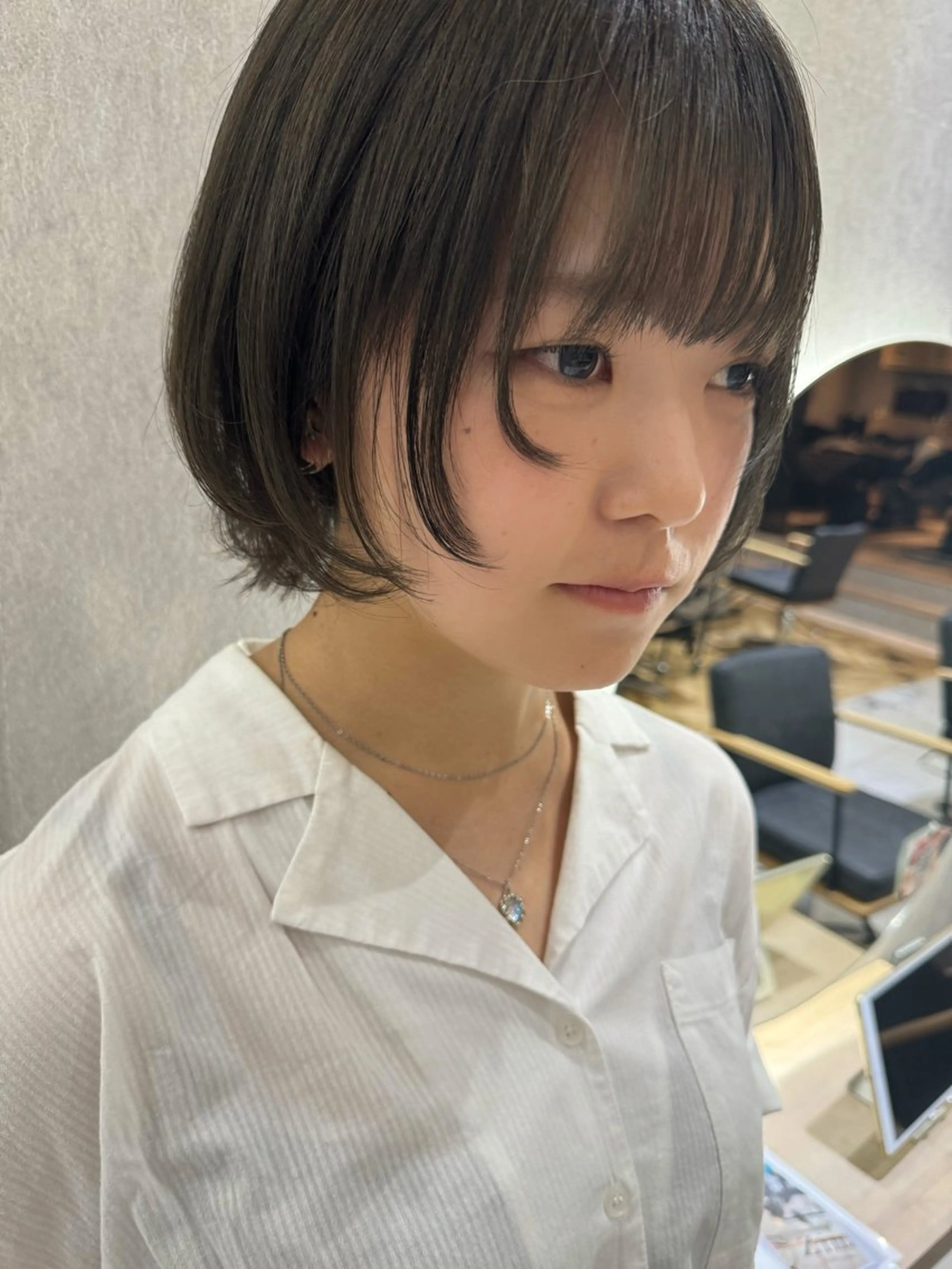 ショート カラー ベージュカラー 透明感カラー オリーブベージュ ボブ 顔周りカット カット ヘアカラー トリートメント 透け 艶感カラー 顔周り 齊木 勇人のヘアスタイル