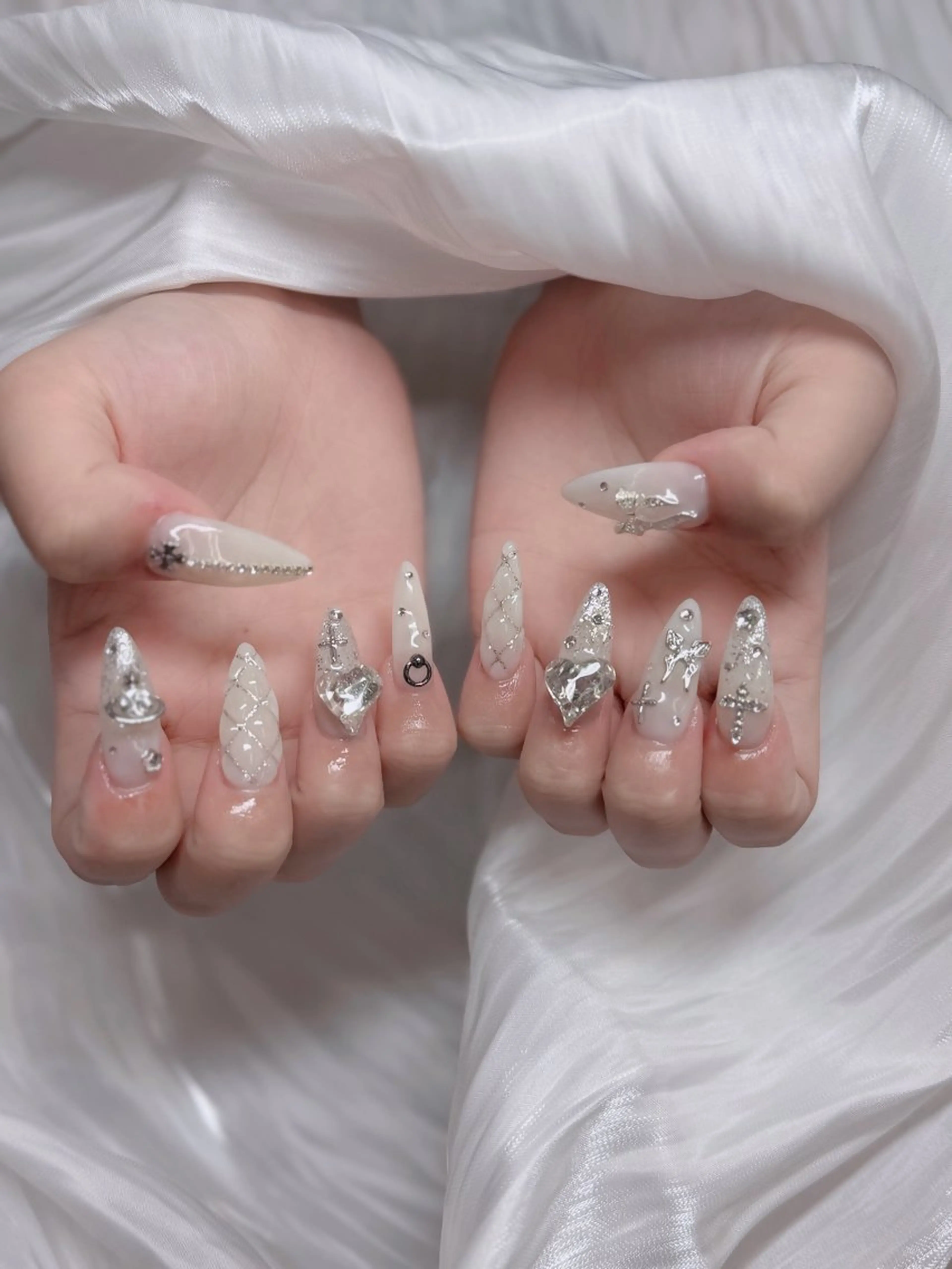 ネイル オーロラネイル フレンチネイル ジェルネイル ハロウィン キラキラネイル ハンドネイル H.baby Nail Salon所属・H.baby Nail Salonのネイルデザイン