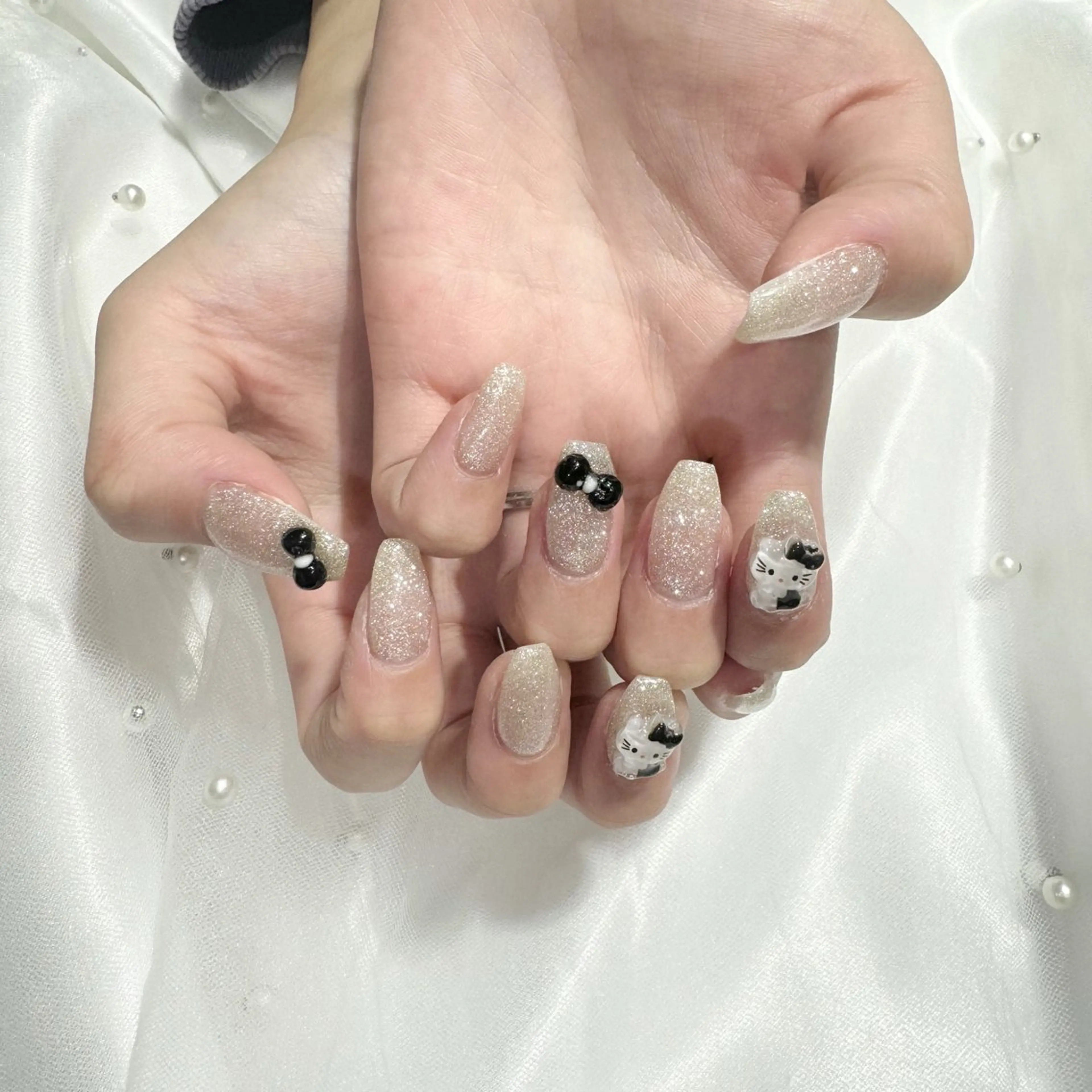 ネイル キラキラネイル ラメ(グリッター) リボン シルバー ハンドネイル 💫fein. nail💫のネイルデザイン