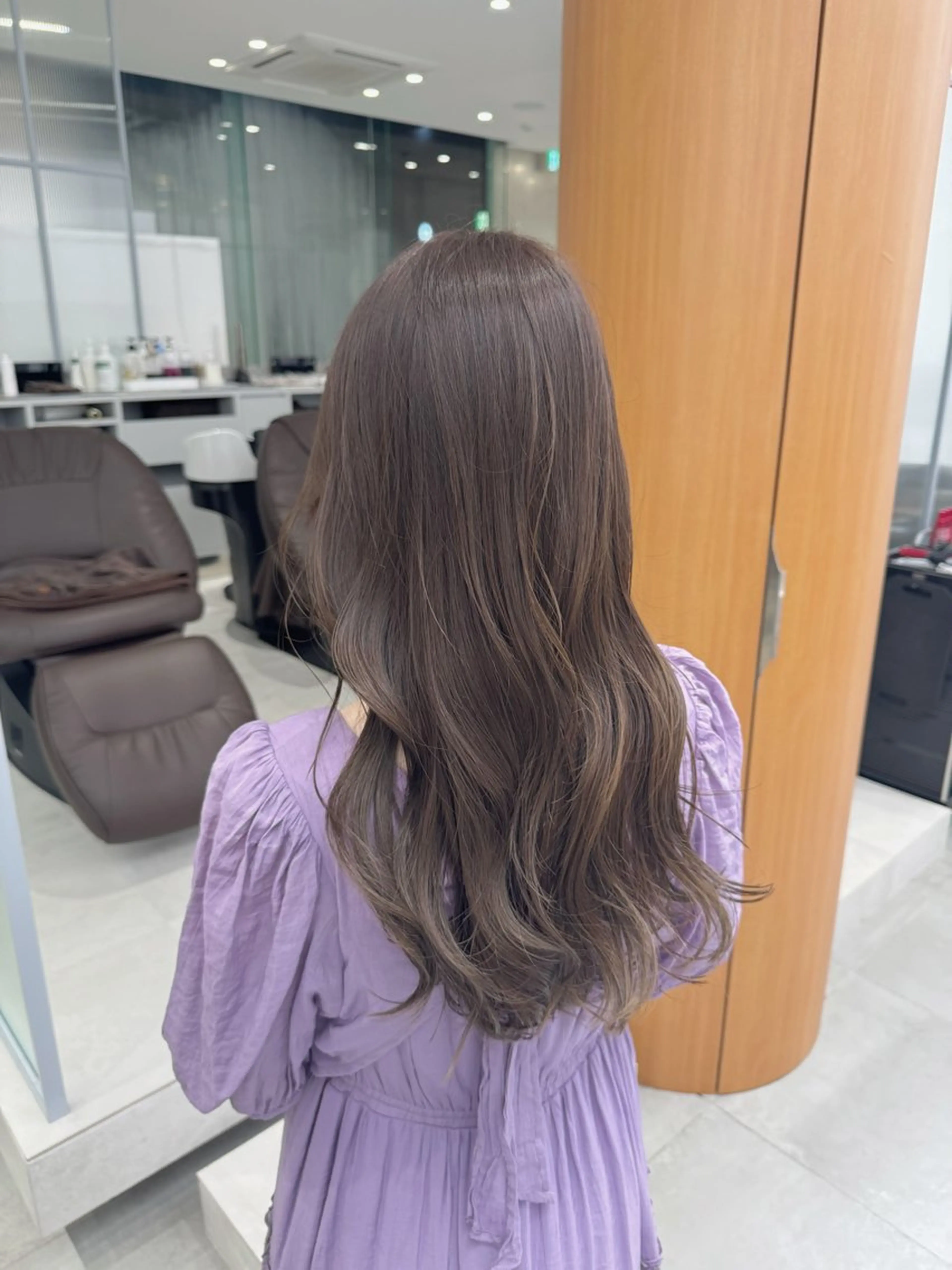 ロング カラー オリーブカラー カット ヘアカラー ブリーチなし 寒色カラーのヘアスタイル