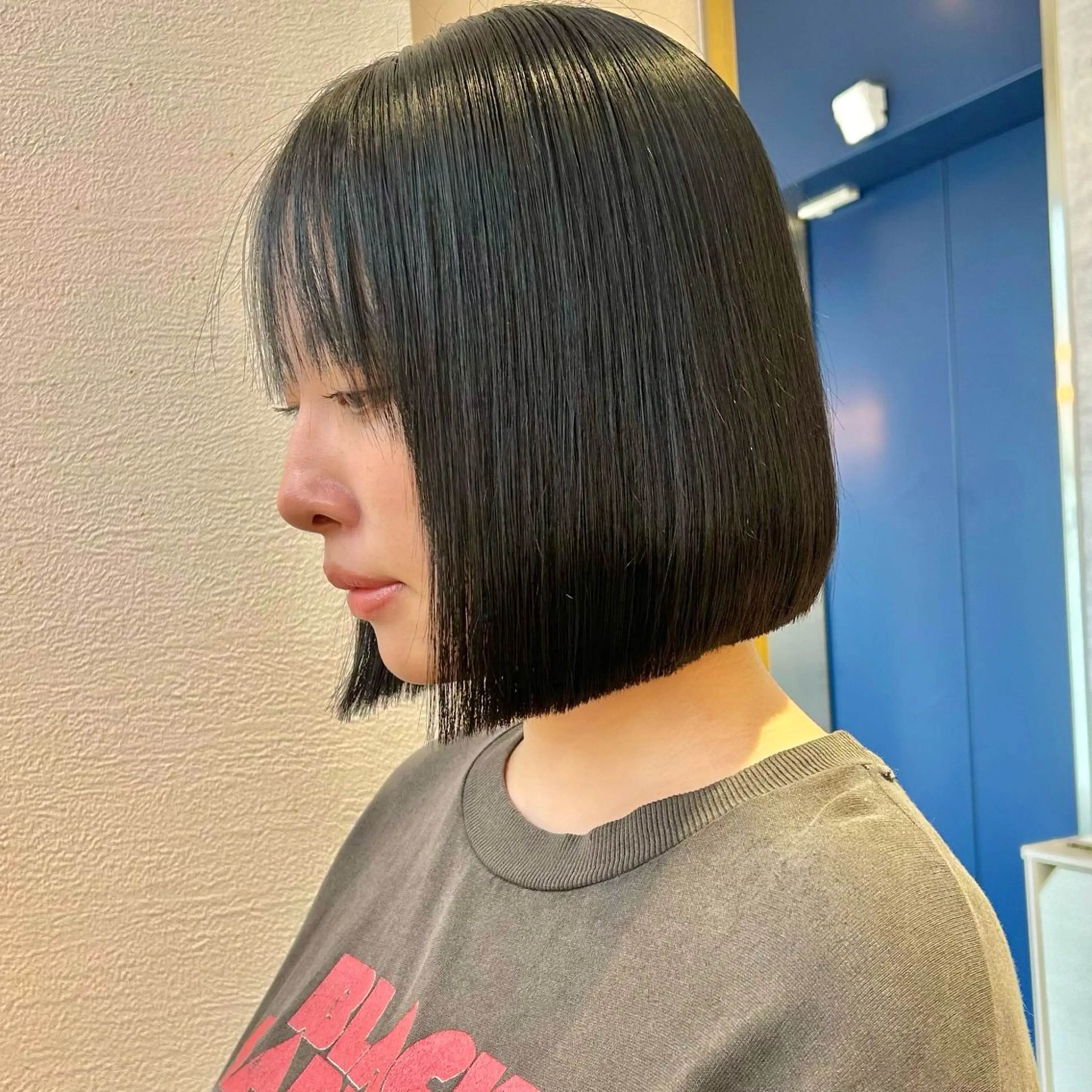ミディアム カラー 黒髪 ブリーチ ブルーカラー ブルーブラック ダブルカラー 髪質改善【縮毛矯正】 美髪ボブを量産する人のヘアスタイル