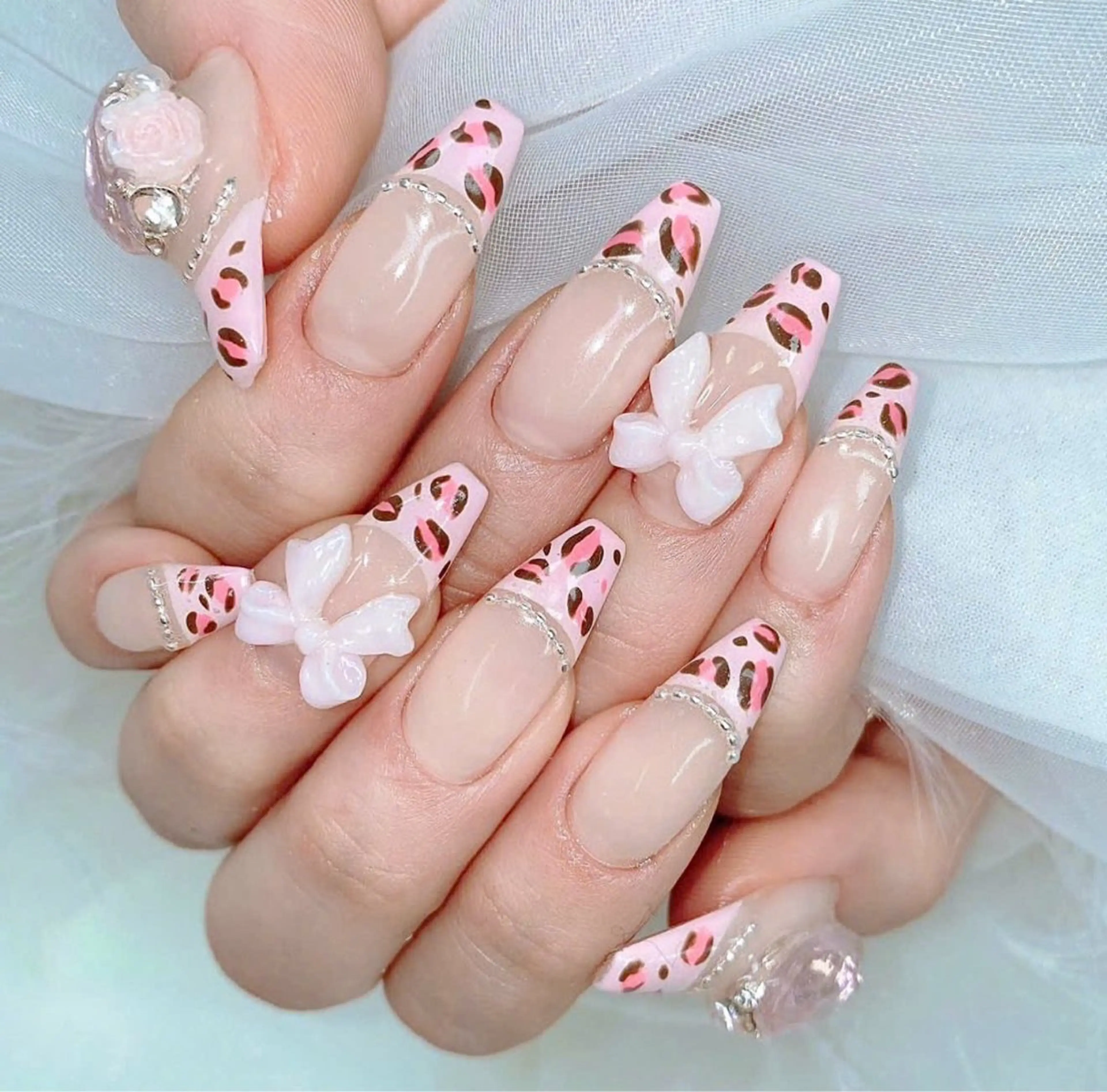 ネイル フラッシュネイル フレンチネイル グラデーション キラキラネイル 韓国ネイル ハンドネイル Lyna Nail のネイルデザイン