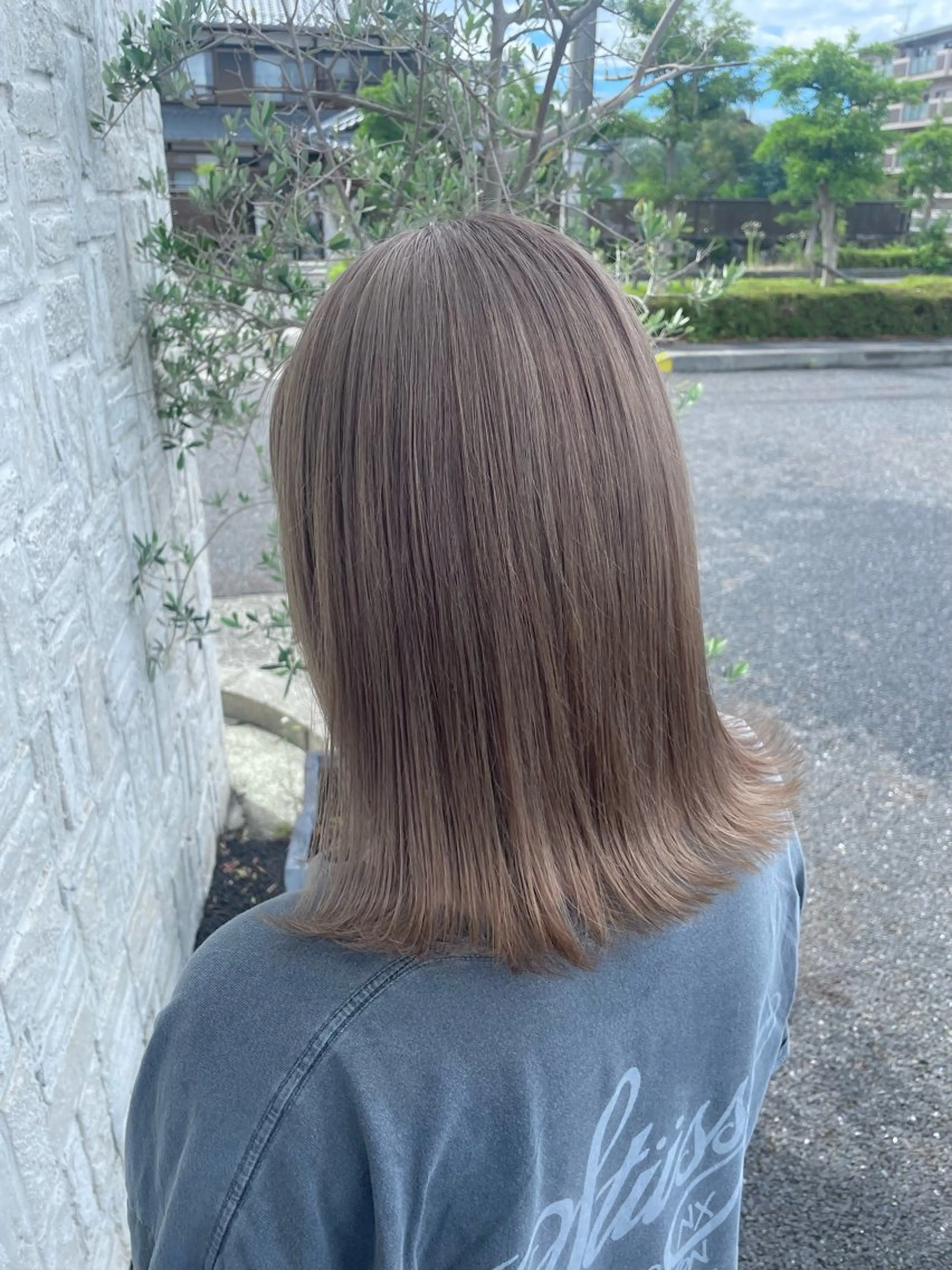 セミロング カラー ベージュカラー ブリーチ 透明感カラー ミルクティーベージュ ヘアカラー トリートメント 德本 奈名美のヘアスタイル