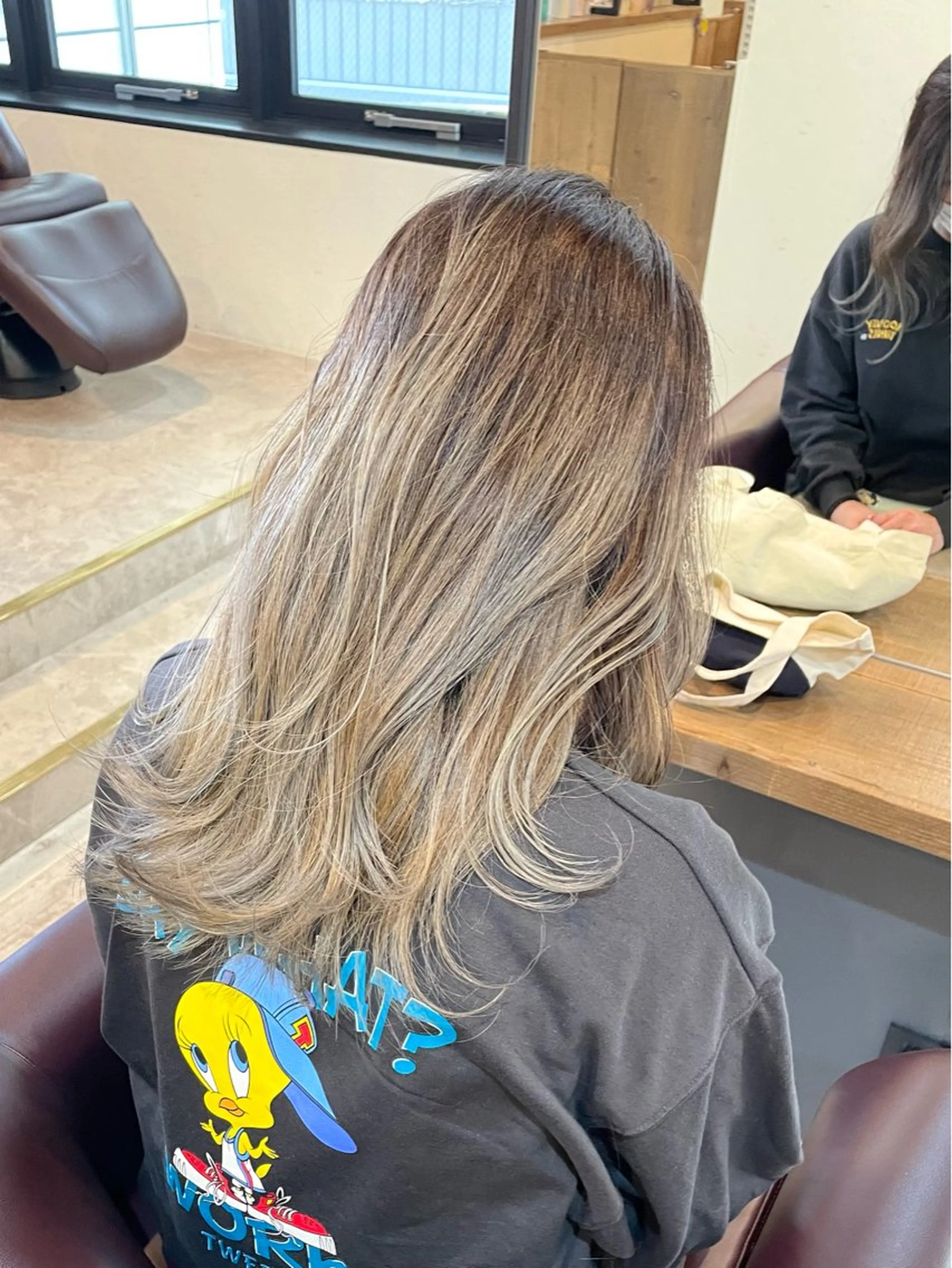 ミディアム カラー バレイヤージュ ベージュカラー ブリーチ ミルクティーベージュ レイヤーカット カット ヘアカラー トリートメント 透け感カラー🫧 加納トモヒロのヘアスタイル