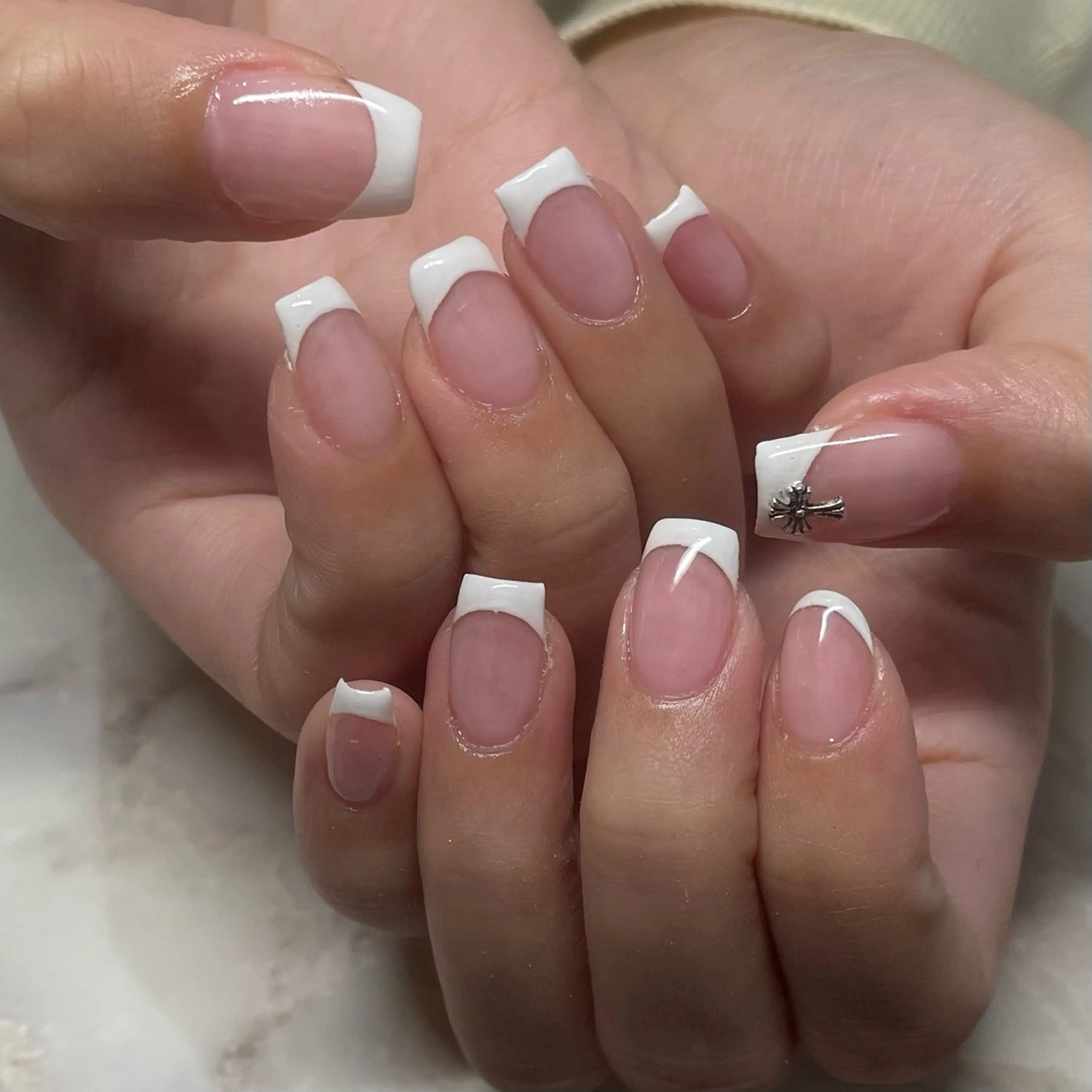 ネイル フレンチネイル スクエアネイル ホワイト 🦋hana / nail / AOのネイルデザイン
