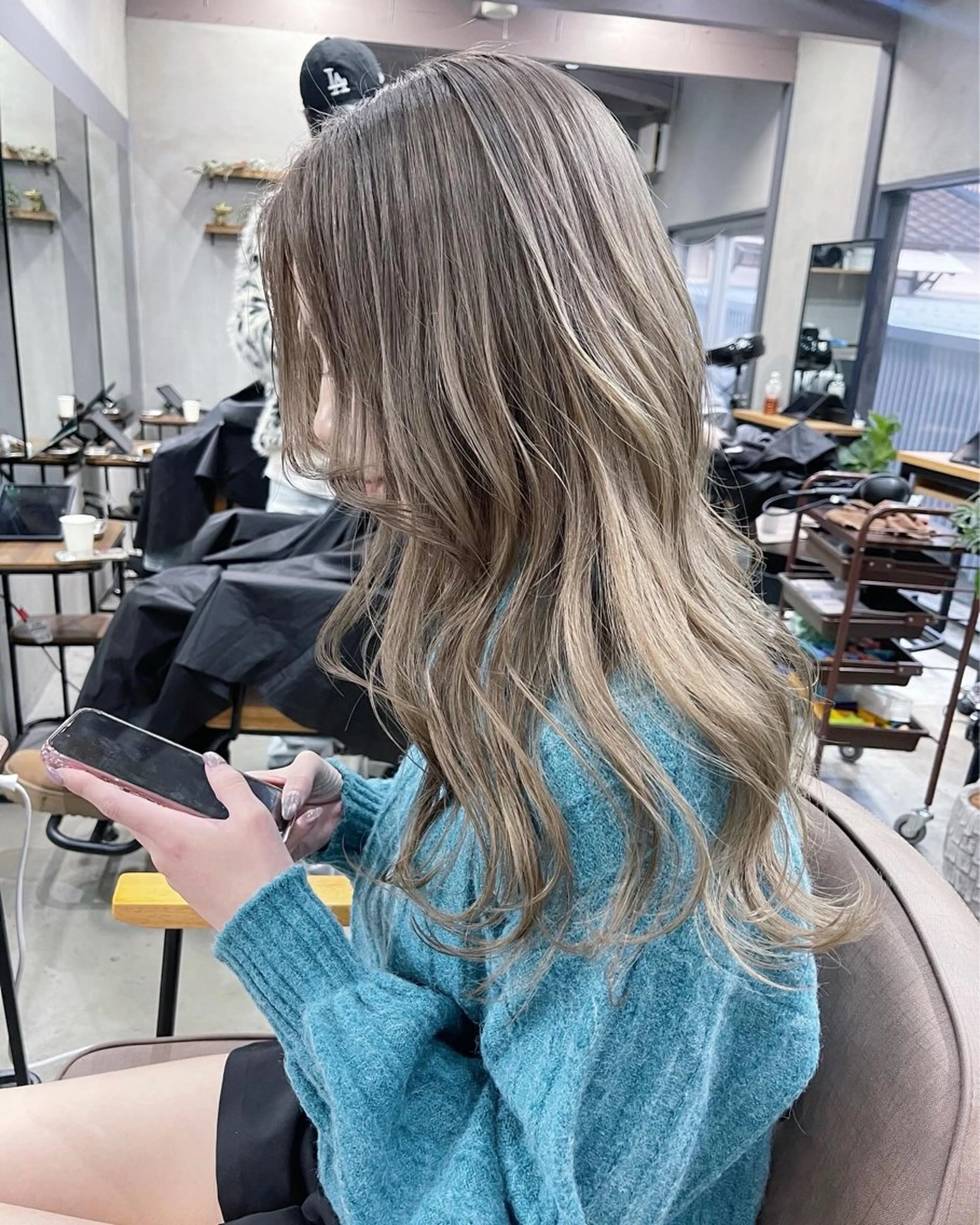 セミロング カラー ベージュカラー ハイトーンカラー ミルクティーベージュ オリーブベージュ ヘアカラー トリートメント AiM 大名のヘアスタイル