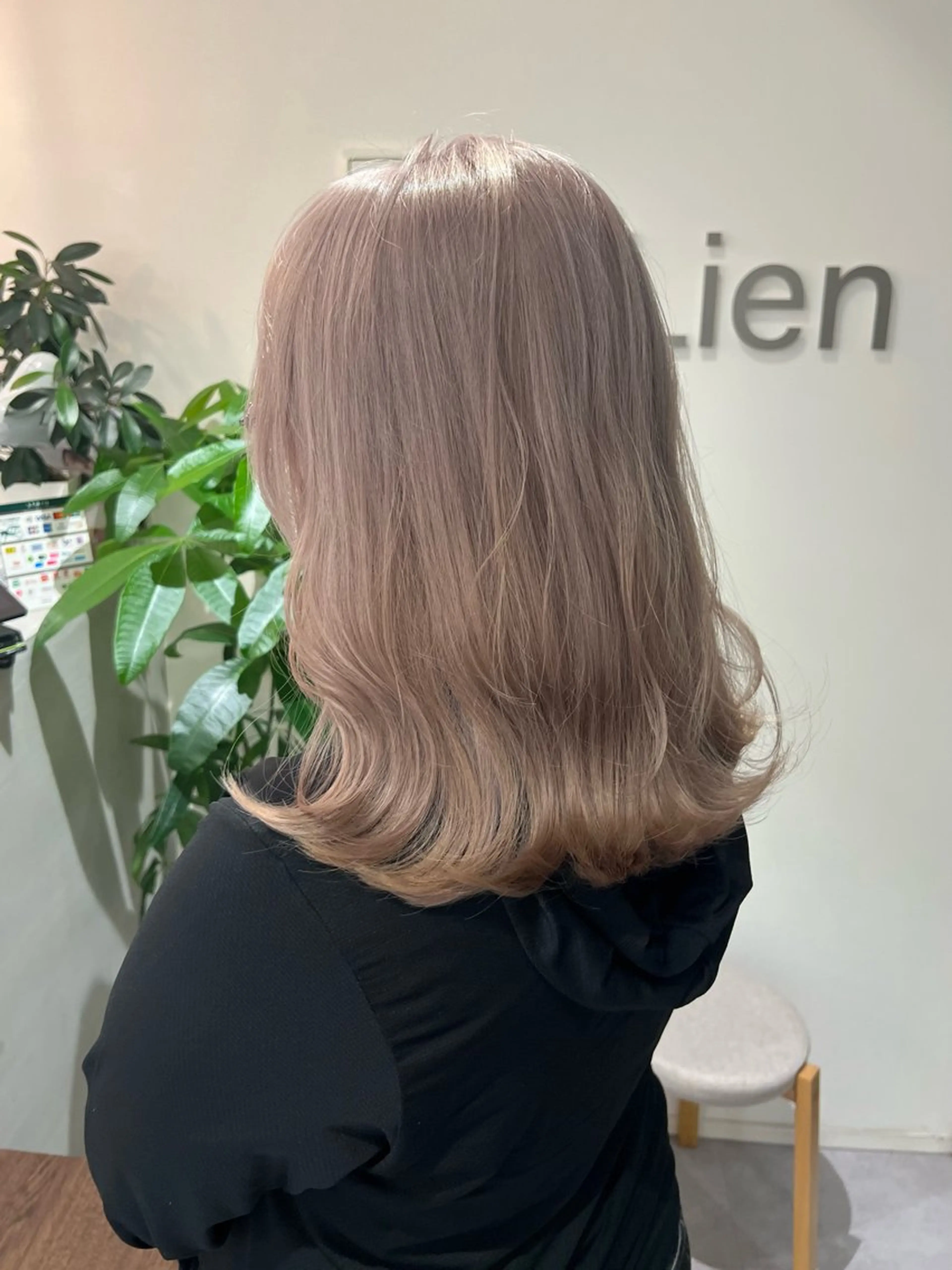 セミロング ヘアカラー miyu✂︎Lien 上品なブリーチカラーのヘアスタイル