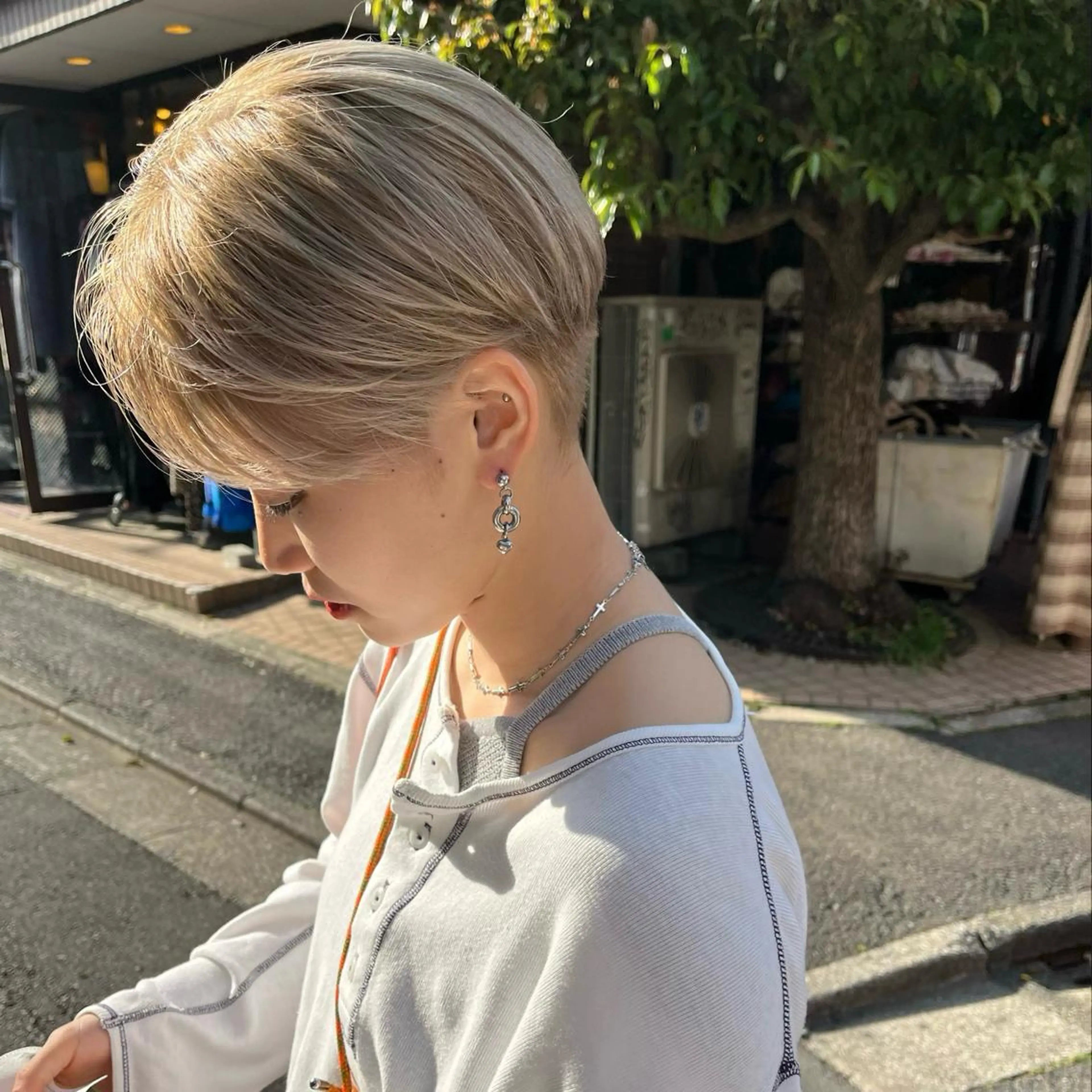 ショート カラー ヘアアレンジ ベージュカラー ミルクティーベージュ ショートヘア ボブハイトーン🦖 デザインMAMIのヘアスタイル