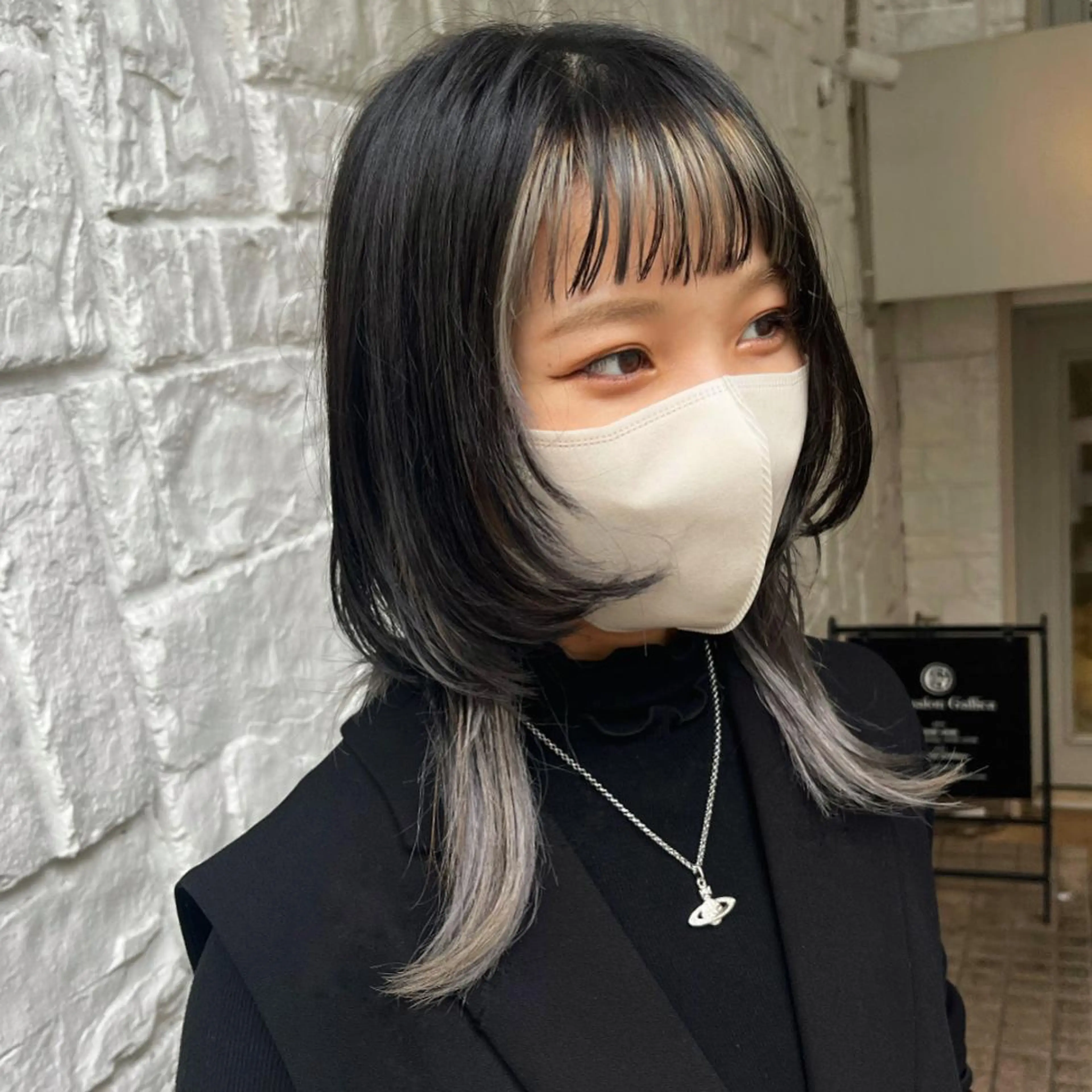 ロング カラー ダブルカラー ハイトーンカラー インナーカラー シルバー ロング ヘアカラー トリートメント ヘッドスパ ヘアセット カジュアルを女っぽく 𝗮𝘆𝗮𝗰𝗼のヘアスタイル