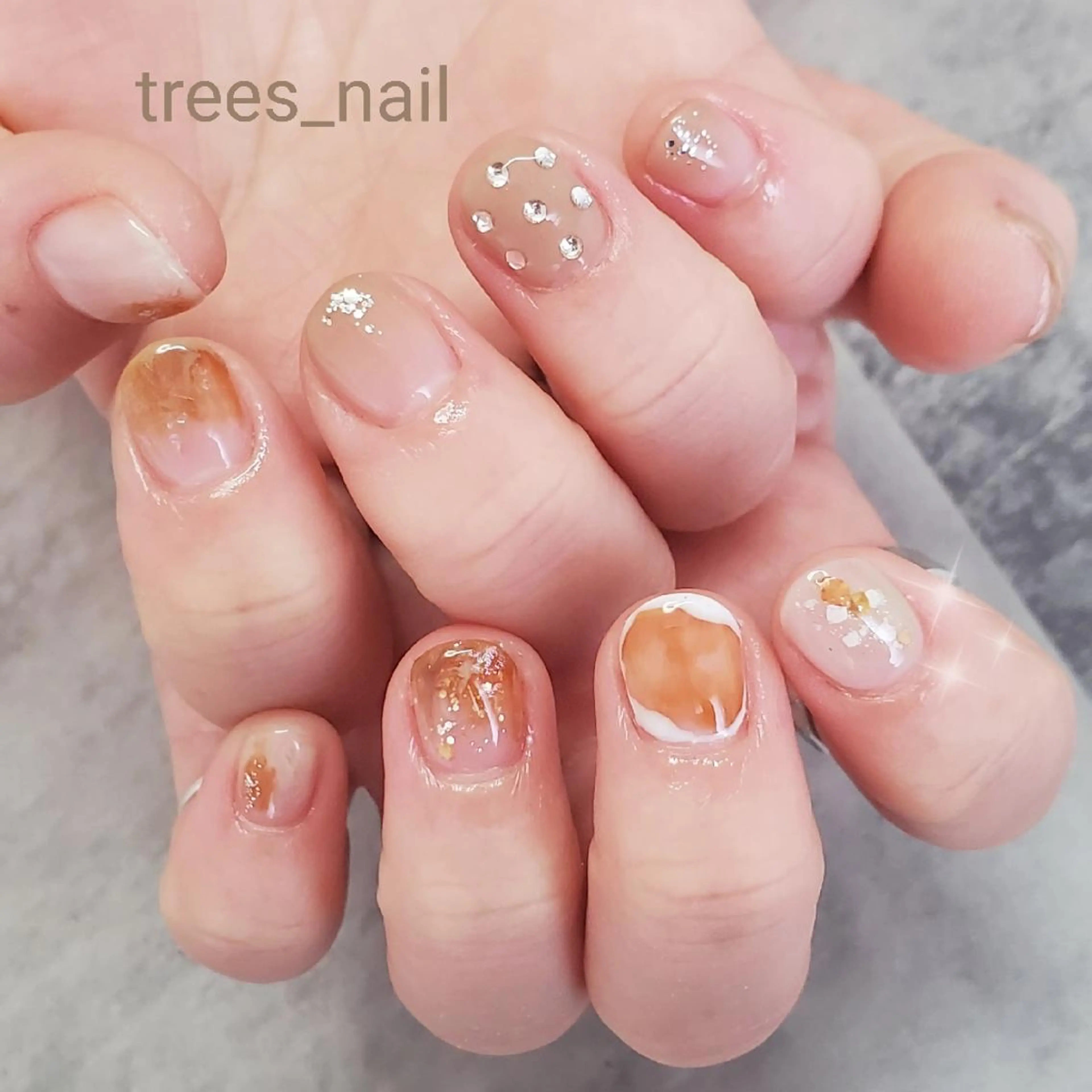 ネイル ブラウン ドット ジェルネイル ニュアンスネイル ショートネイル ハンドネイル フットネイル trees_ nailのネイルデザイン
