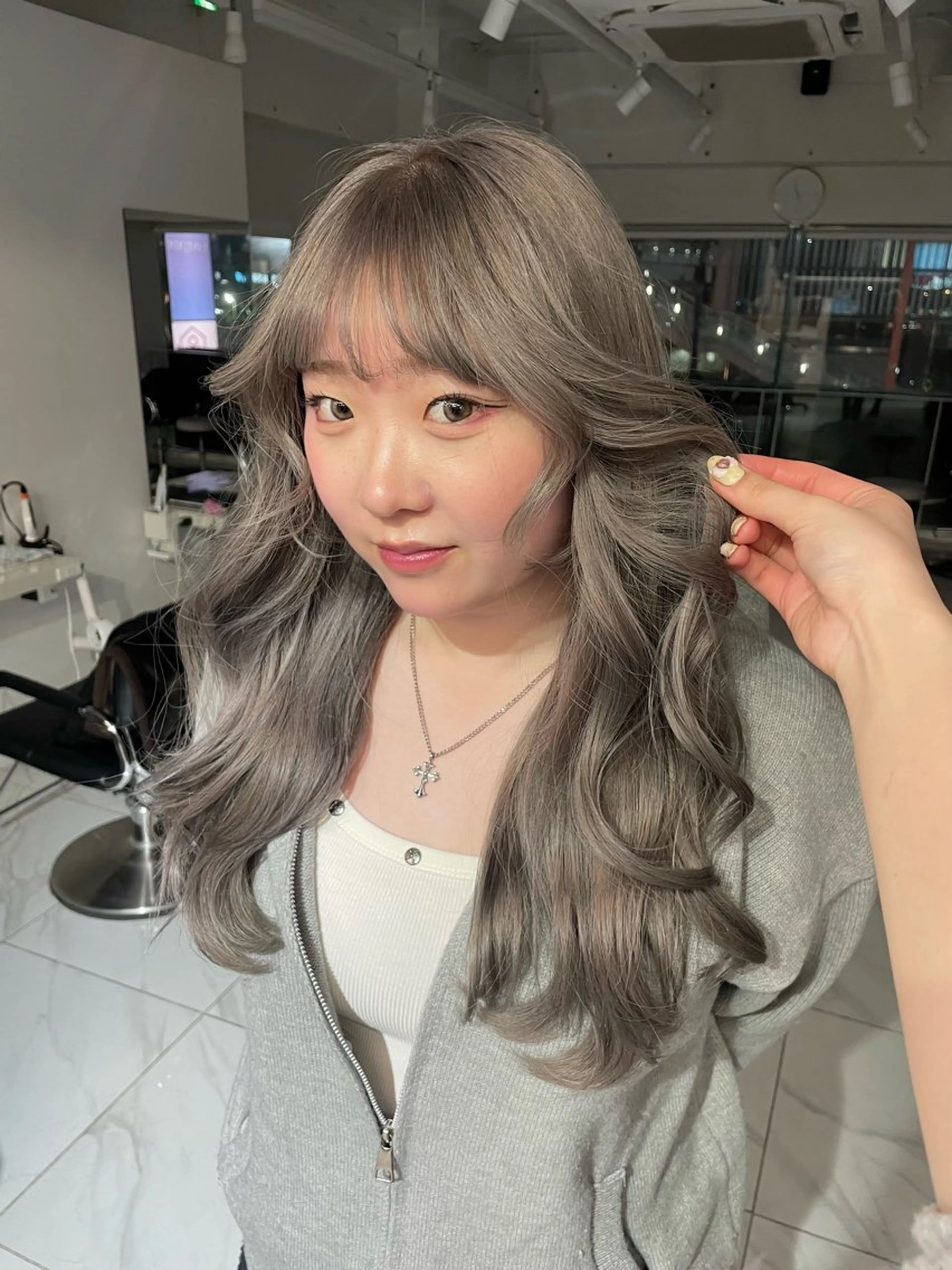 ロング カラー 透明感カラー グレージュ サワイ ユイのヘアスタイル