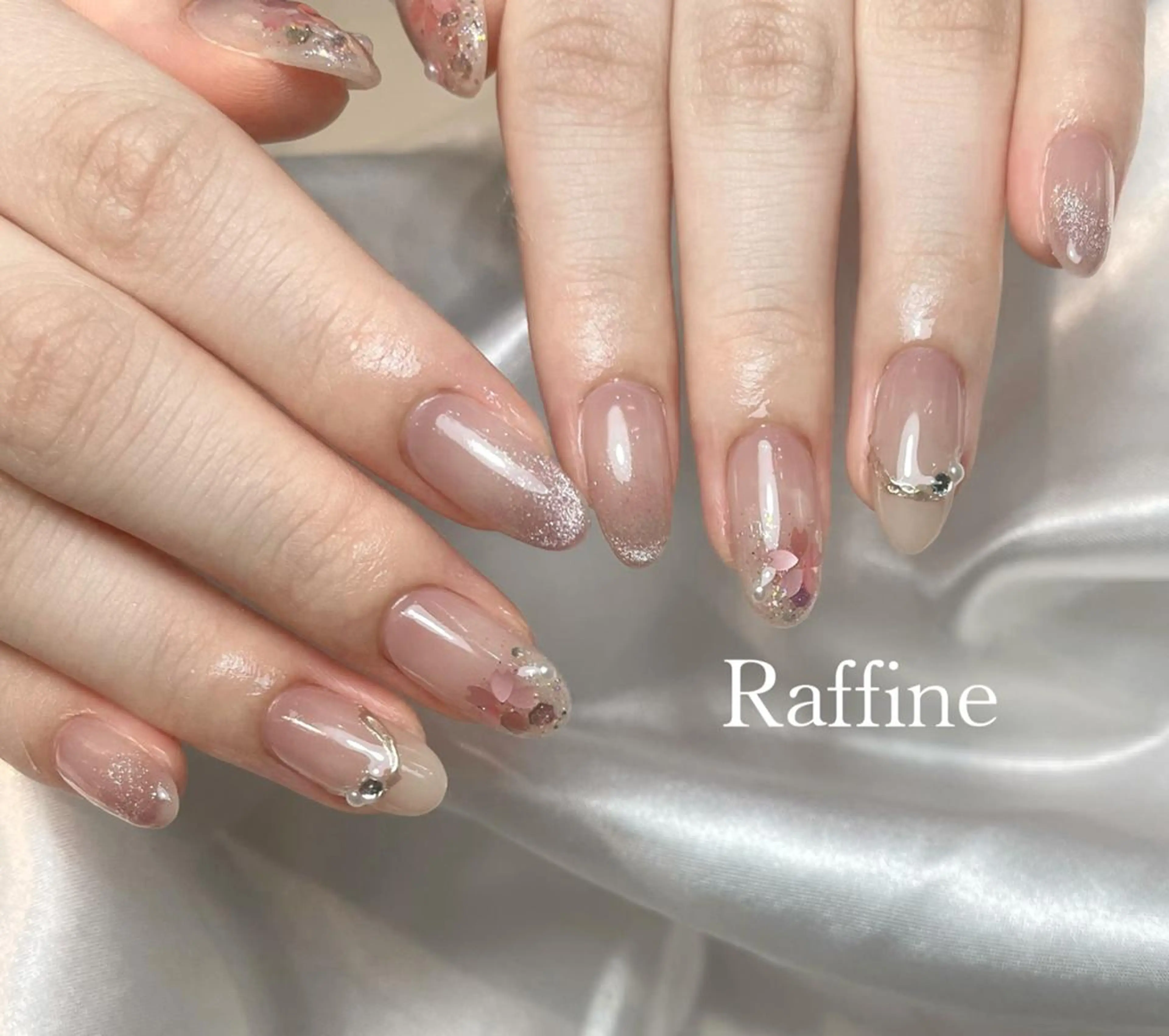 ネイル 桜ネイル グラデーション ラメ(グリッター) ラメグラデーション ミラーネイル ハンドネイル RAFFINE haru🦋🩵のネイルデザイン