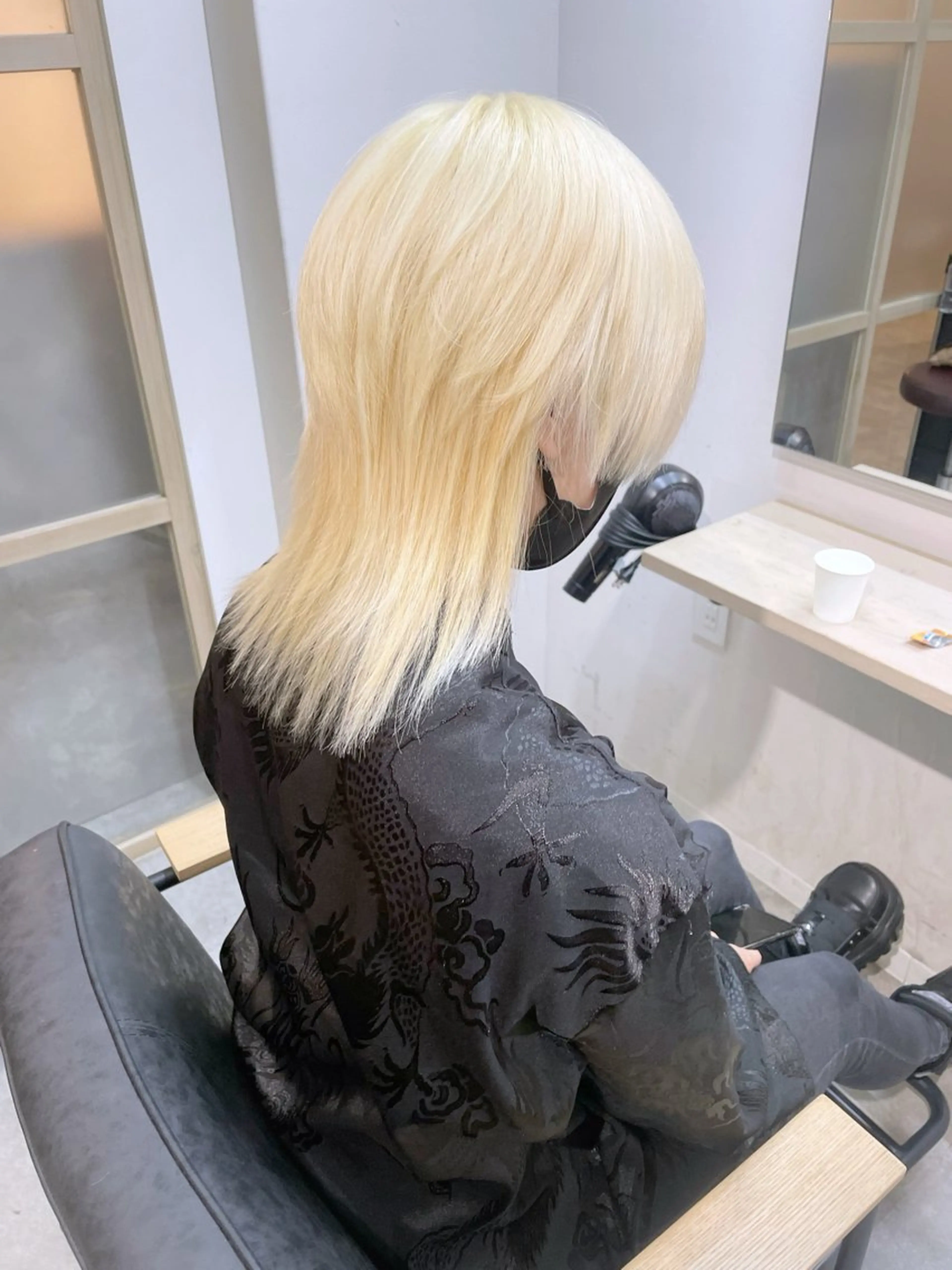 ミディアム カラー ブリーチ ブロンド ウルフカット カット ヘアカラー トリートメント EMANON新宿南口所属・🦄中性ウルフ ☁️Shiori🦄のヘアスタイル