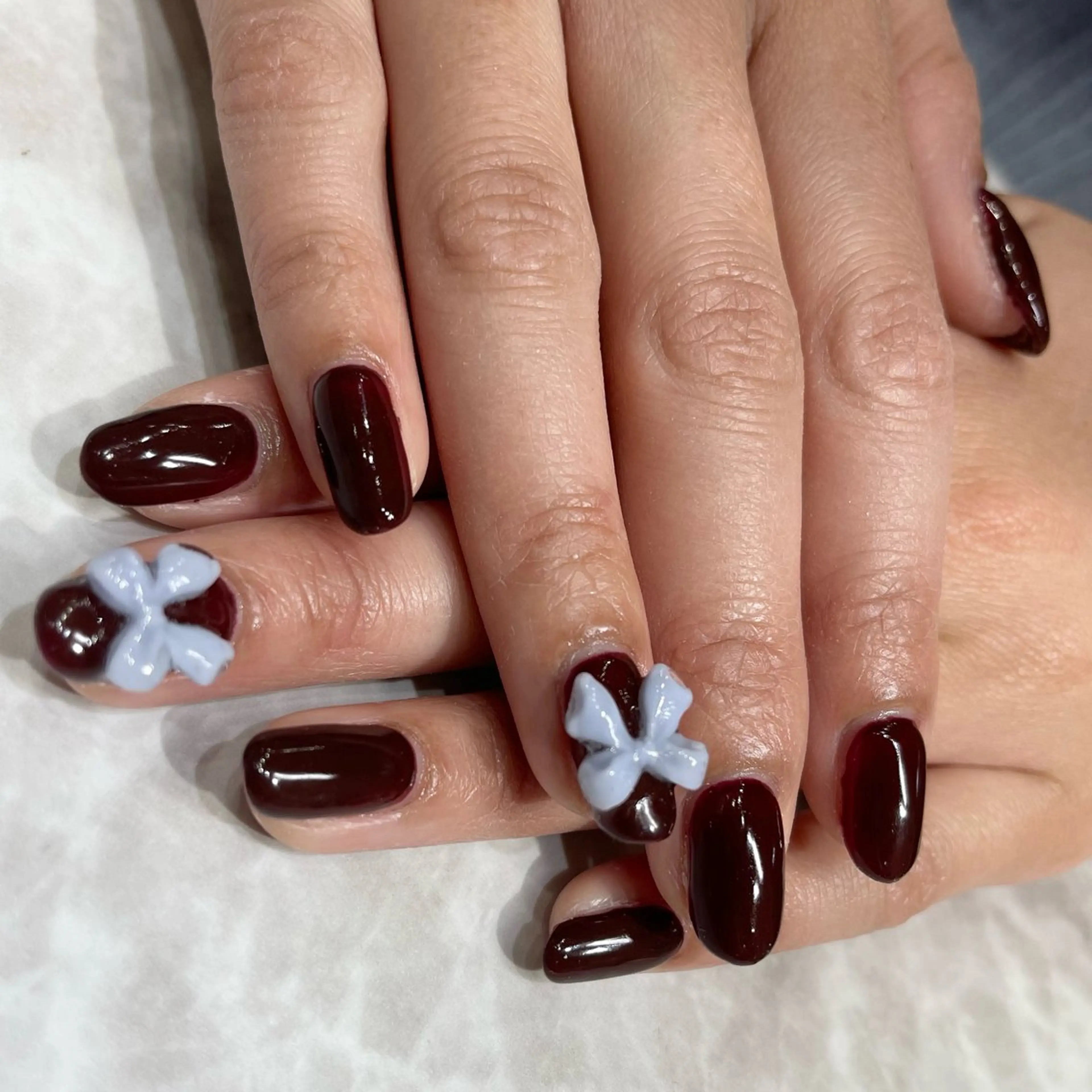 ネイル アートネイル ボルドー ジェルネイル リボン ハンドネイル PlusOnenailsalon所属・粕屋ネイル＆耳つぼ 🫧Natsumiのネイルデザイン