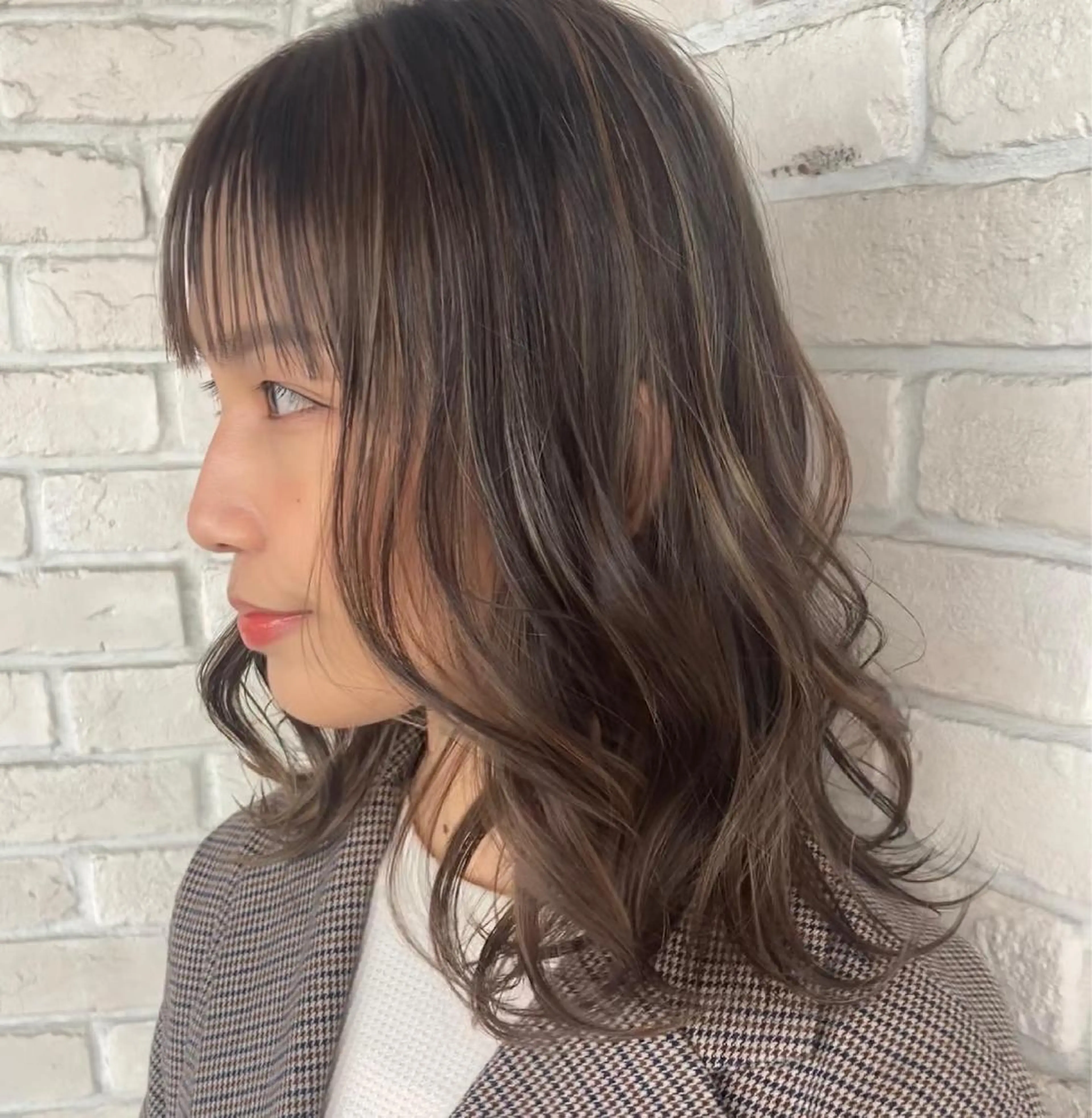 ロング 卒業式のヘアスタイル ハイライト レイヤーカット ロング 白髪ぼかしハイライト ヘアアレンジのヘアスタイル
