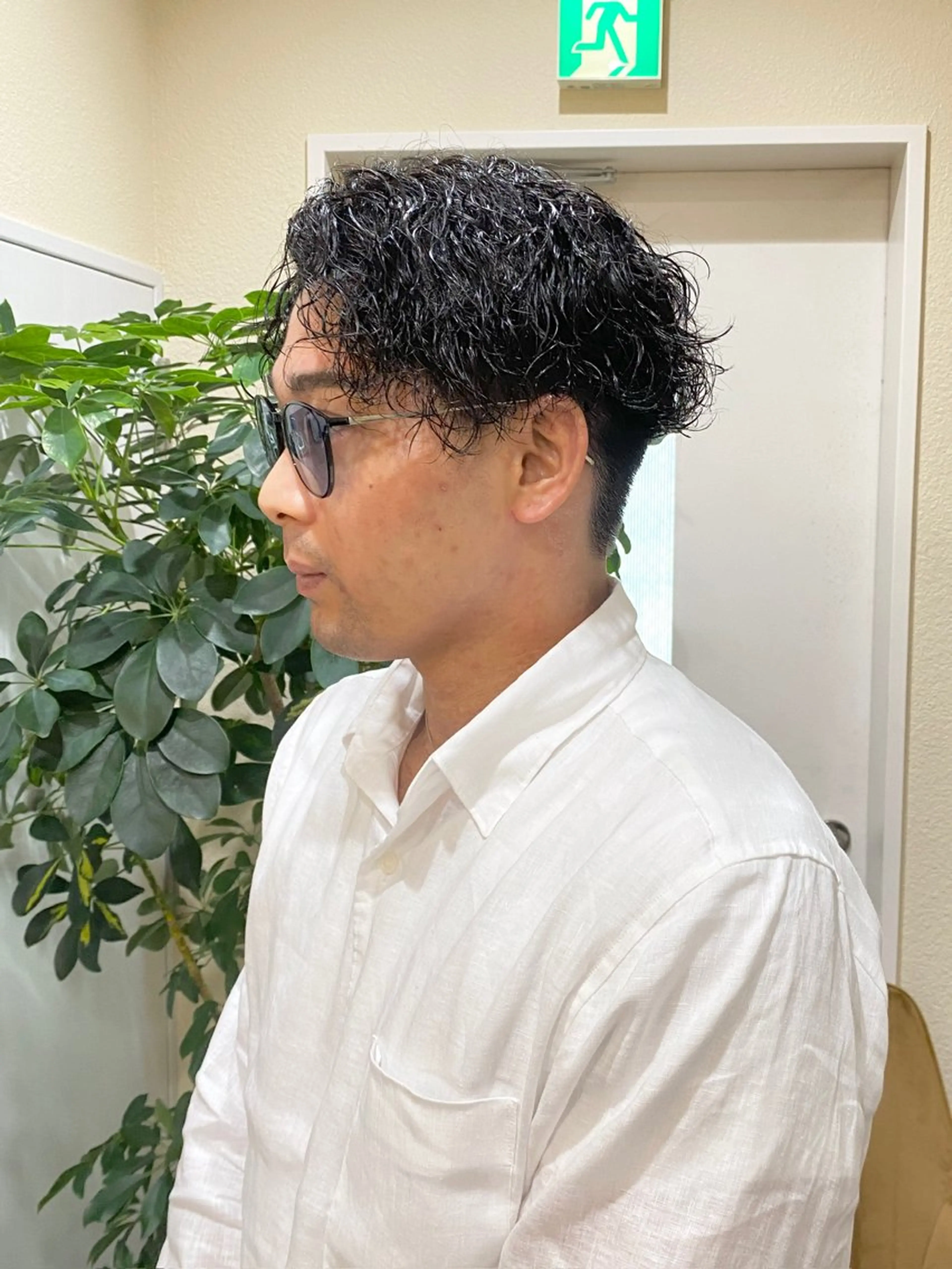 ショート パーマ メンズ センターパート マッシュ メンズパーマ ツイストスパイラルパーマ 刈り上げ カット パーマ 姫カット/レイヤー/ ハイトーン/池澤慎人のヘアスタイル