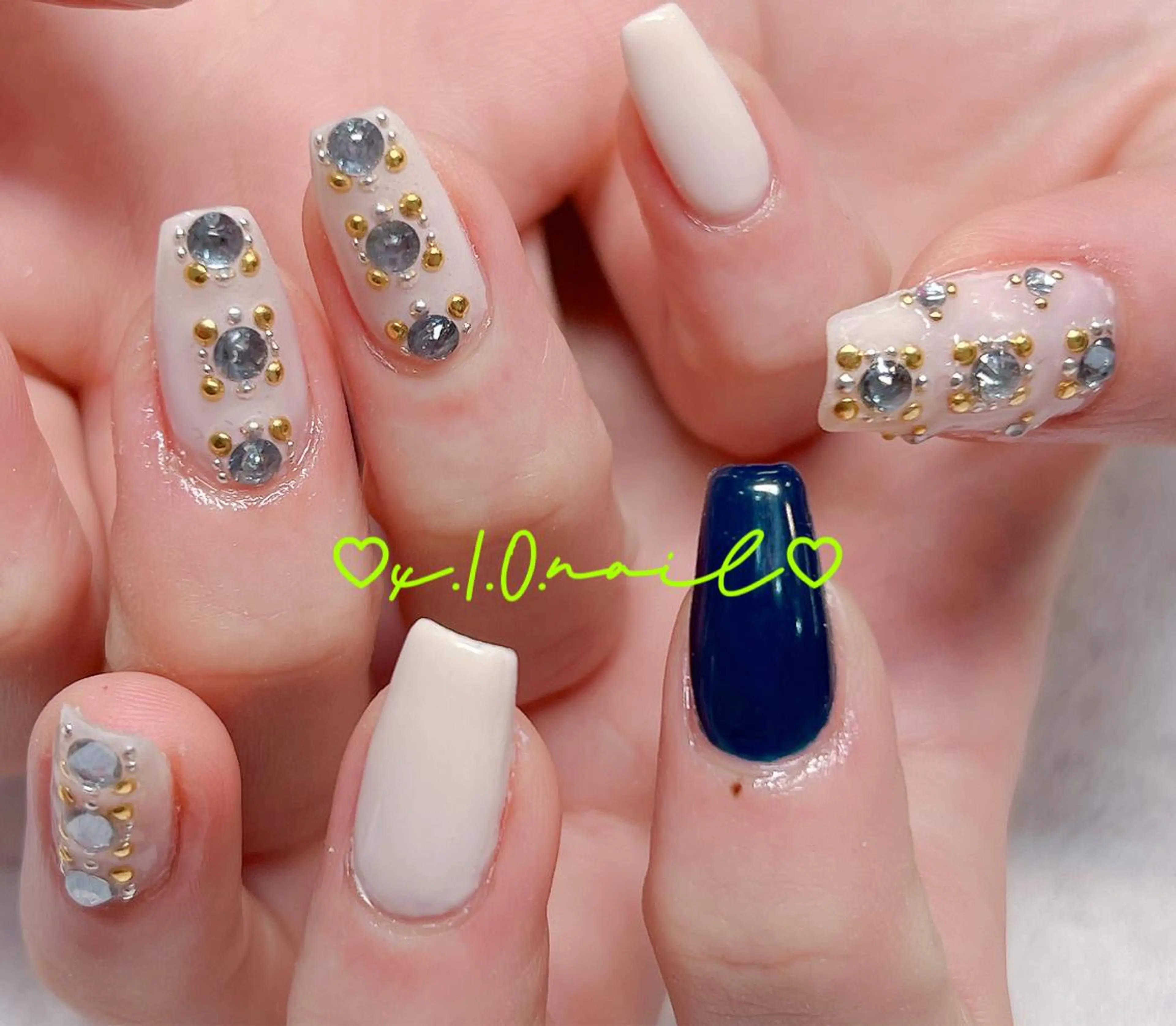 ネイル アニマル柄 アートネイル ニュアンスネイル ストーンネイル ネイルチップ ハンドネイル x.1.0.nail ♡Cのネイルデザイン