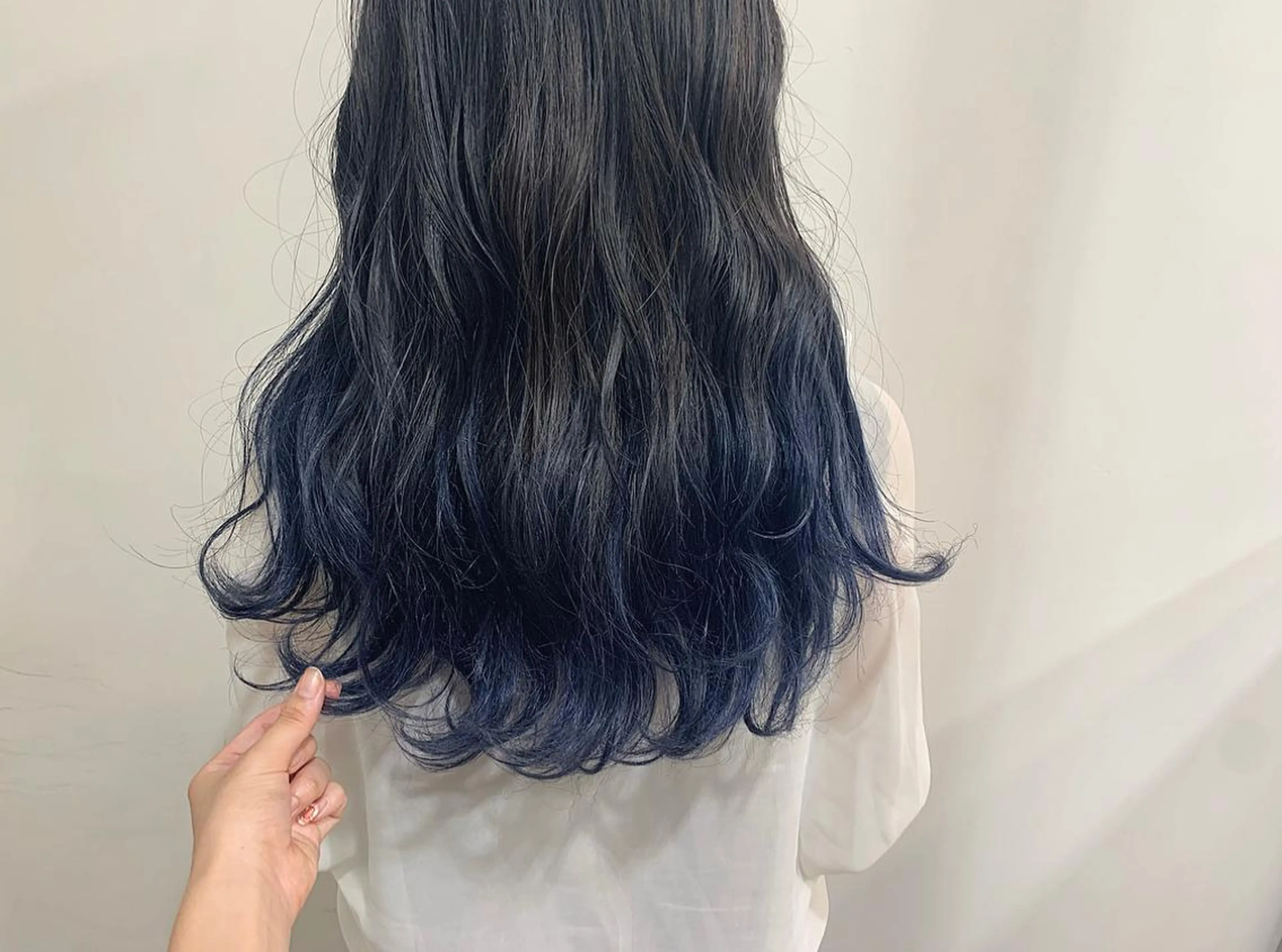 ロング カラー ヘアアレンジ ブリーチ ブルーカラー グラデーションカラー ハイライトカラー ハイライト たかいわ みきのヘアスタイル