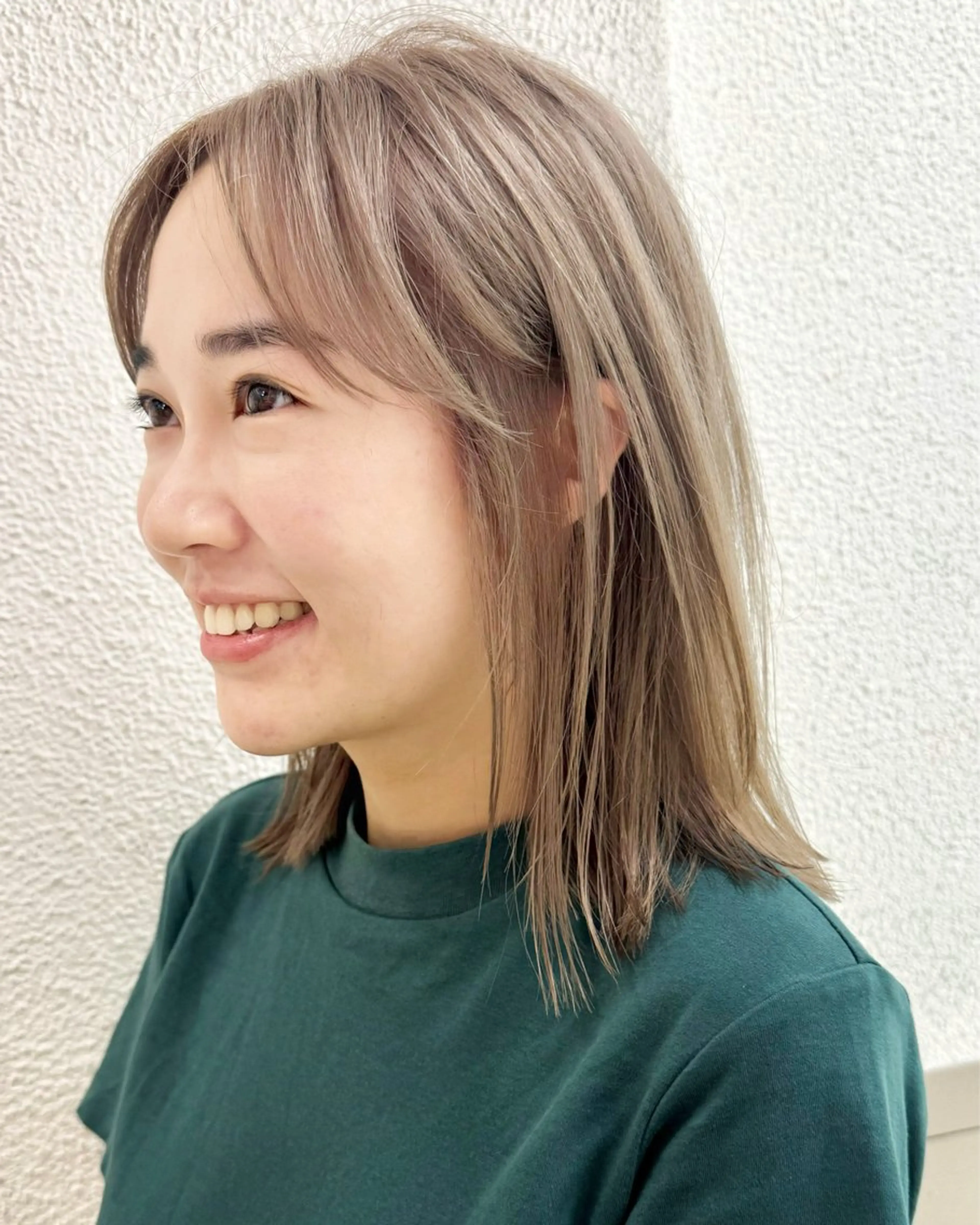 ミディアム カラー ベージュカラー ブリーチ ホワイトベージュ ヘアカラー トリートメント ウエモト　タク ショート/レイヤーのヘアスタイル