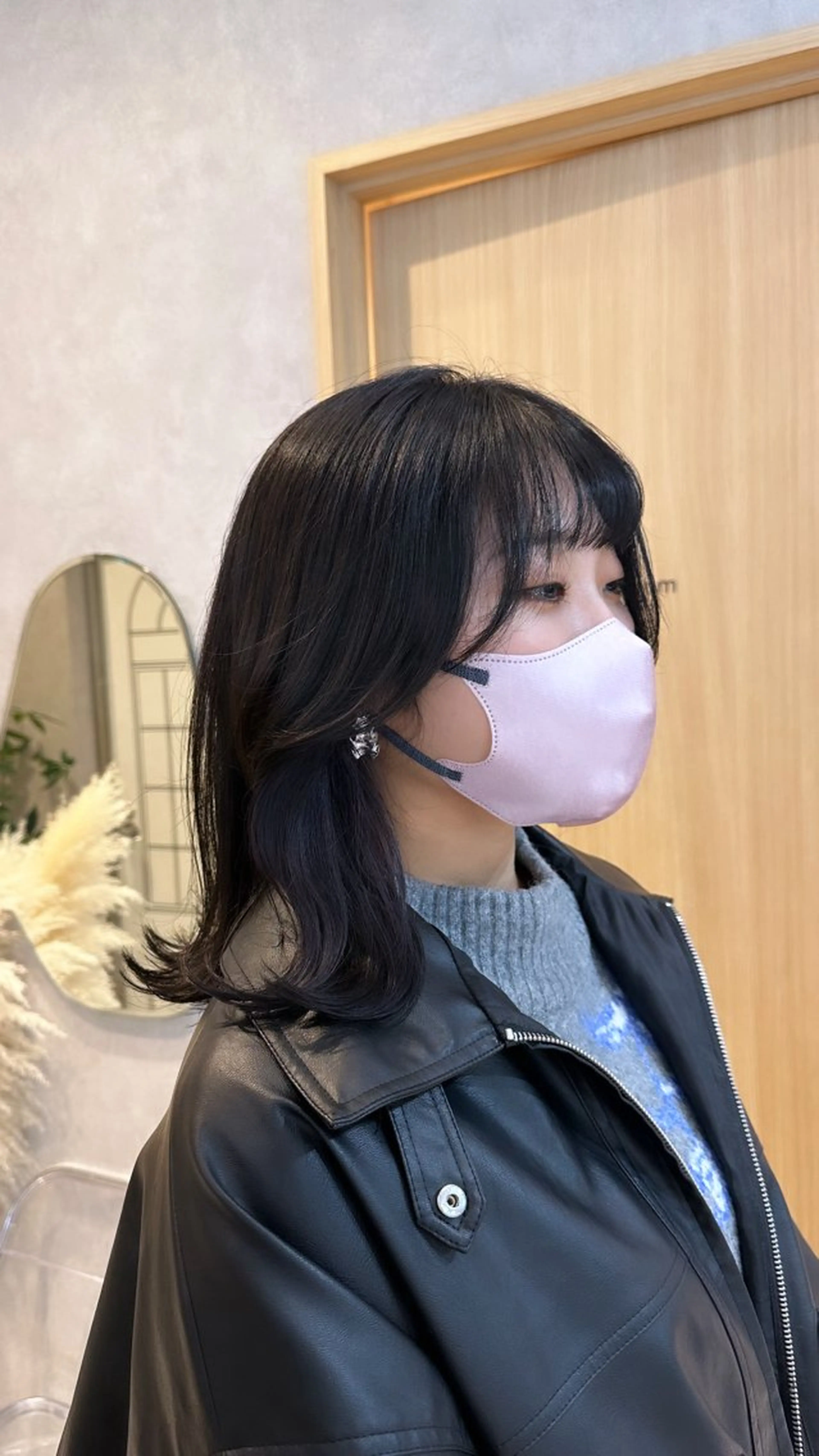 ミディアム カラー ヘアアレンジ 黒髪 ブルーカラー ブルーブラック インナーカラー パープルカラー カット トリートメント REONA🪽✨ 日常に馴染む髪🫧のヘアスタイル
