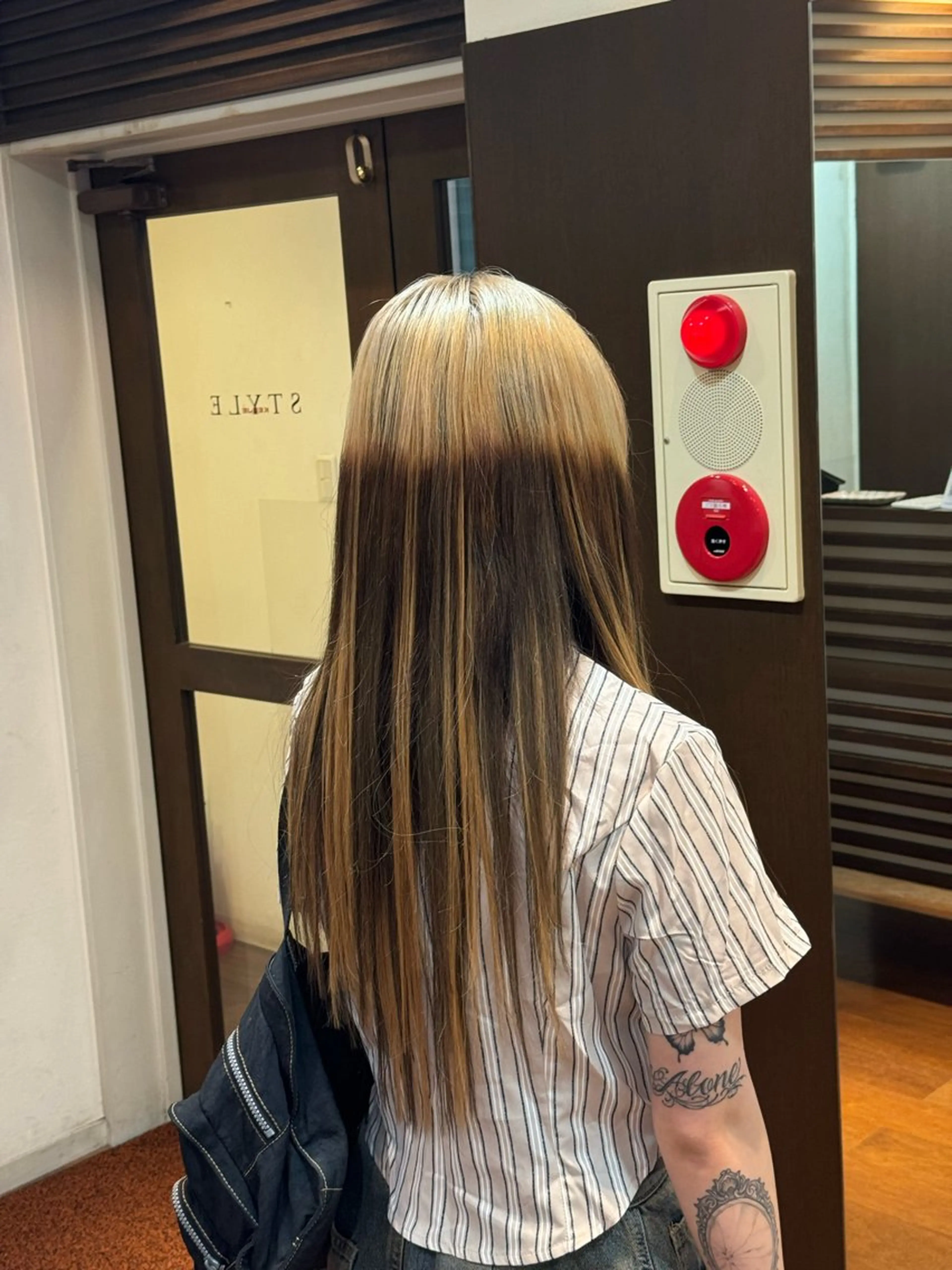 ラウンドマッシュシャ ドウニュアンスパーマのヘアスタイル