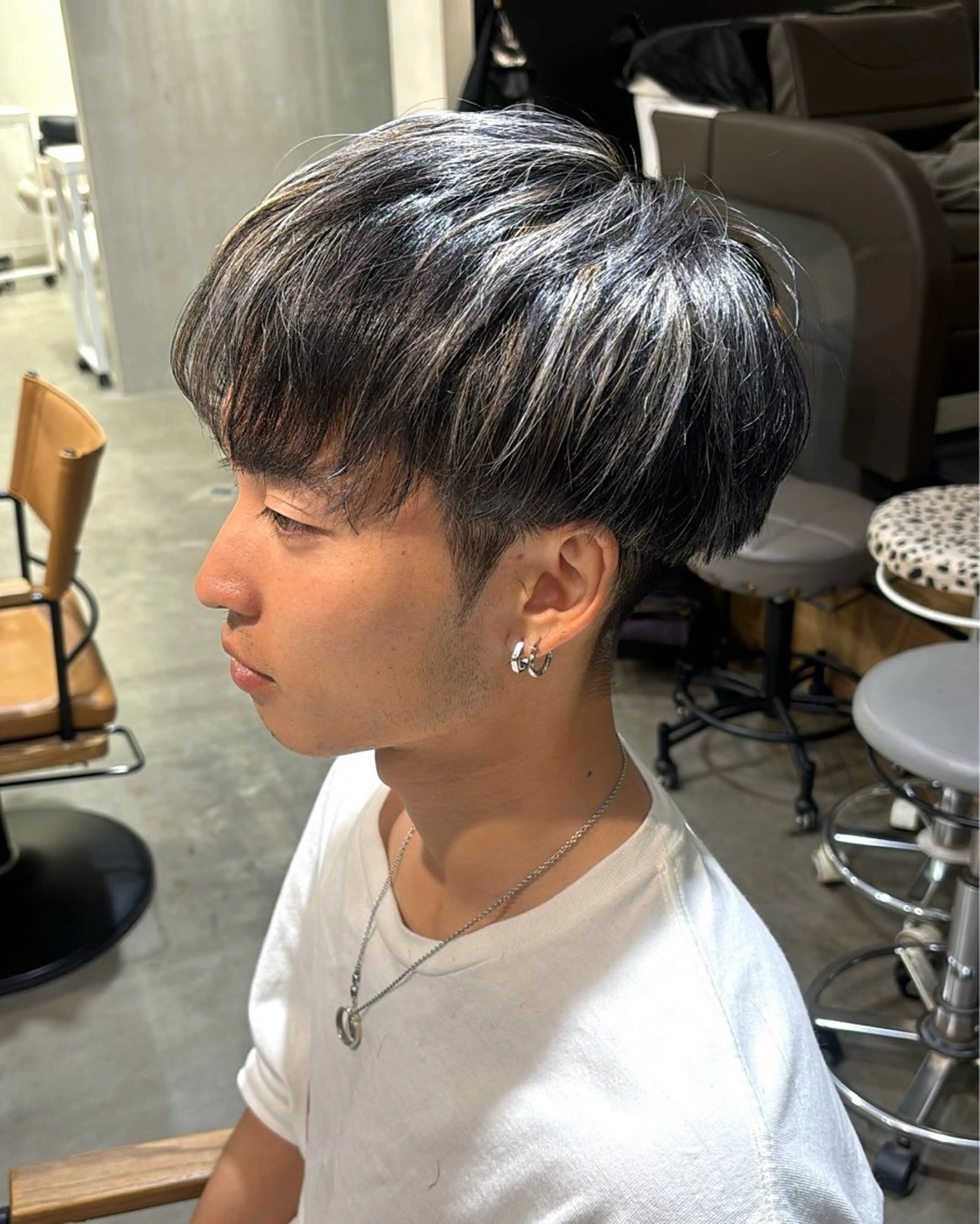 カラー メンズ メンズハイライト ハイライトカラー シルバー 小木曽 里華のヘアスタイル