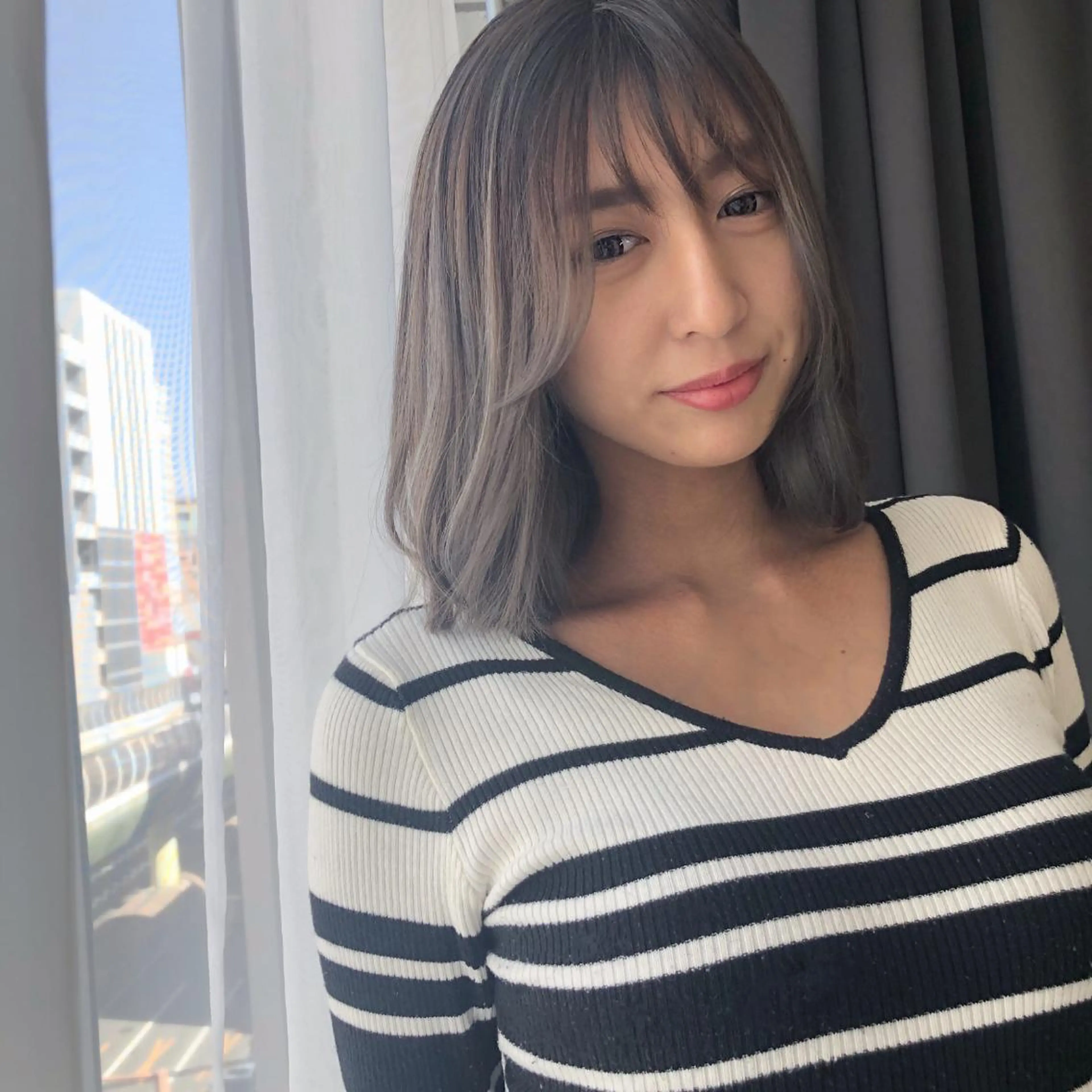 ミディアム カラー ハイライトカラー シルバー ハイライト ORIKA 美容室のヘアスタイル