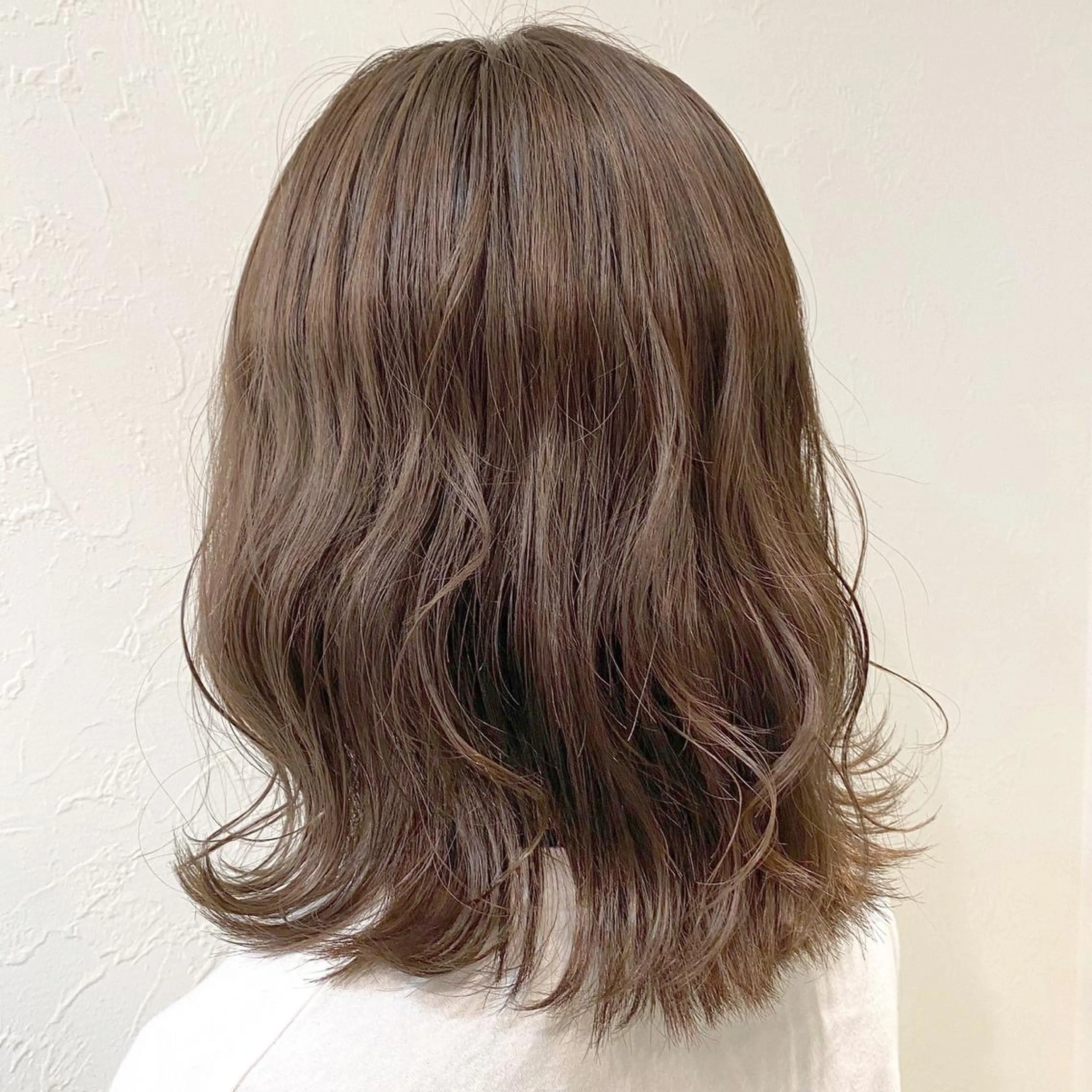 ミディアム カラー ブリーチなしカラー レイヤーカットのヘアスタイル