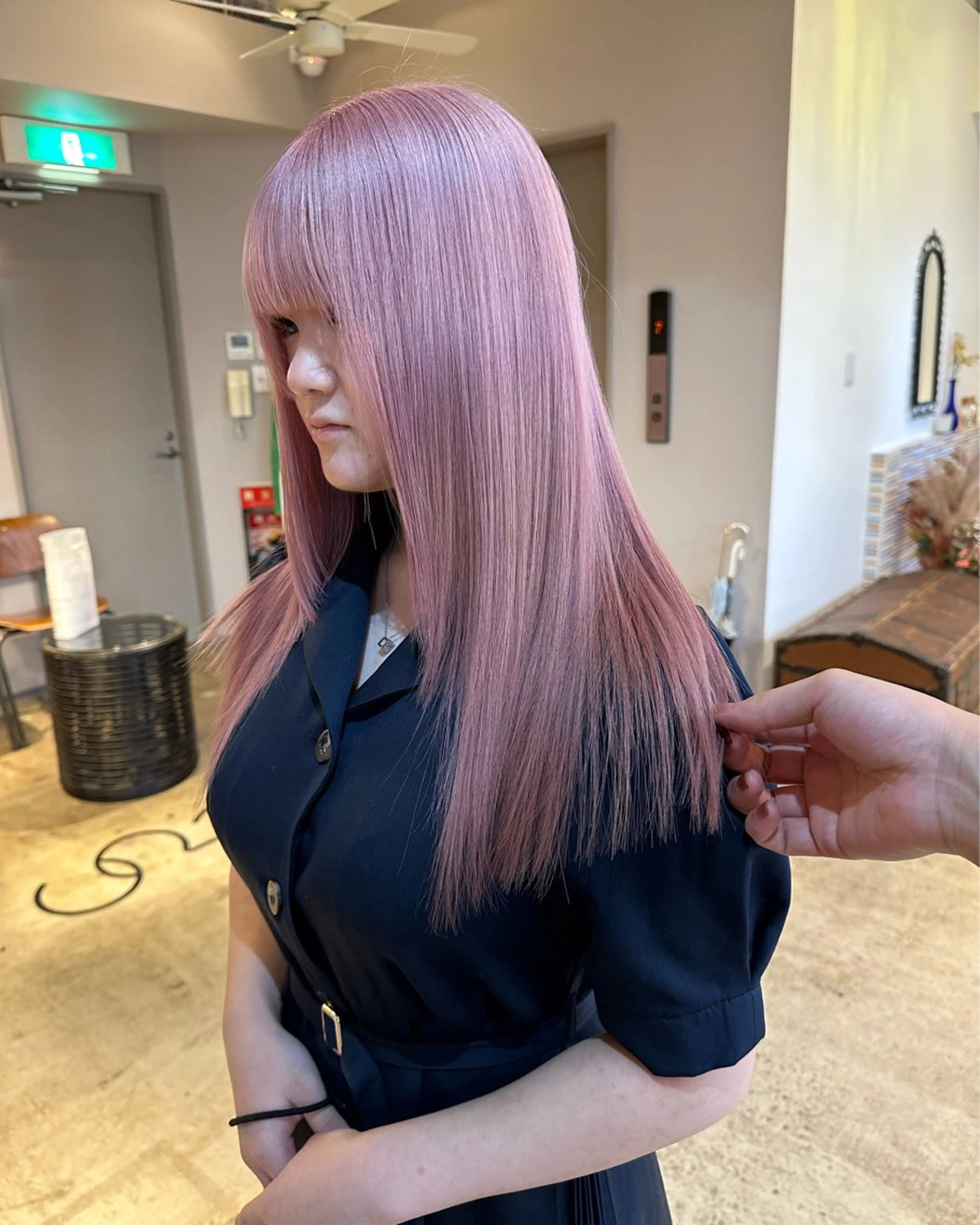 ロング カット ヘアカラー ミルクティーベージュ outaのヘアスタイル