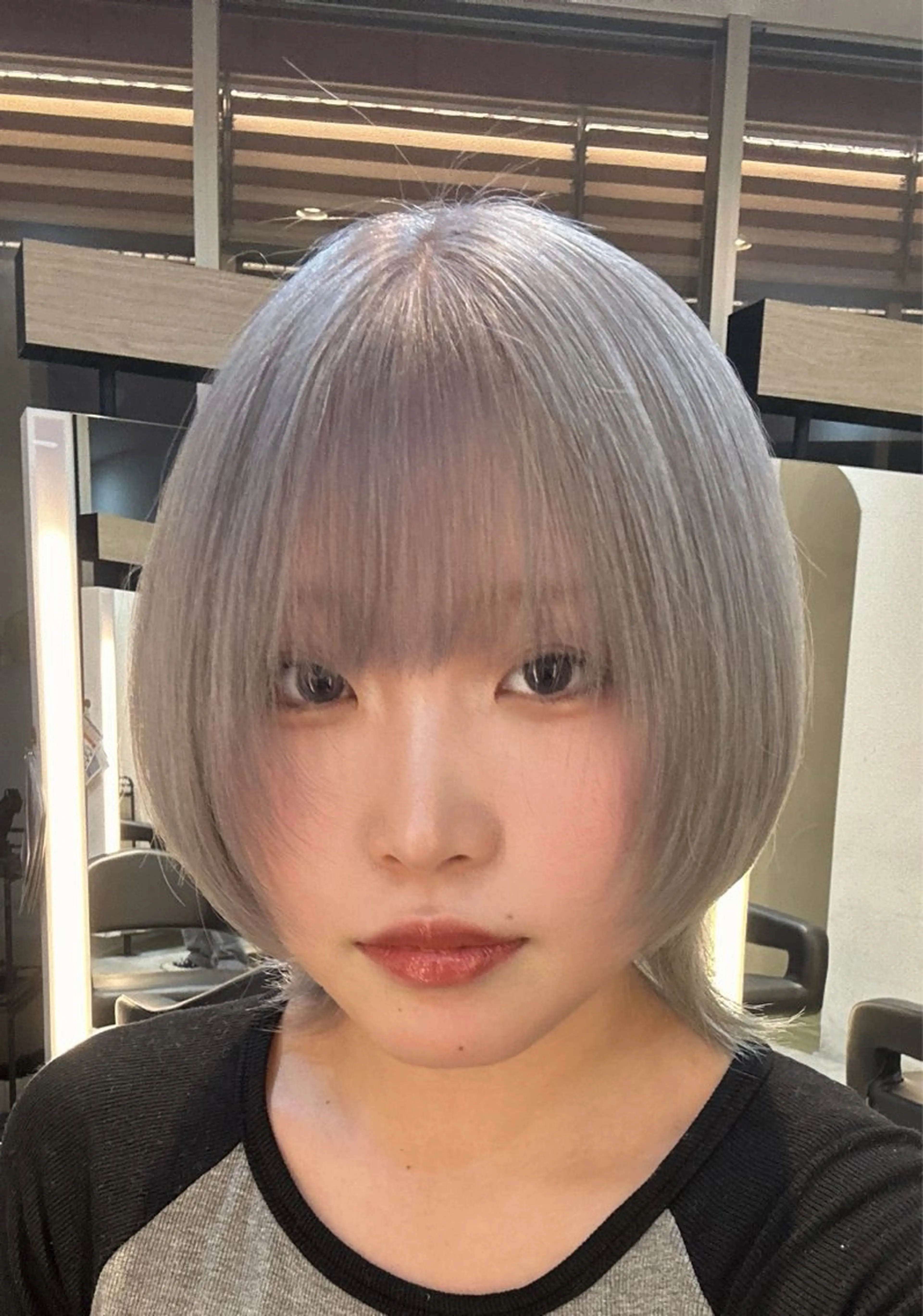 ショート カラー ブリーチ シルバー ホワイトシルバー カット ヘアカラー トリートメント 有働由良／ハイトーン ／韓国メンズヘアのヘアスタイル